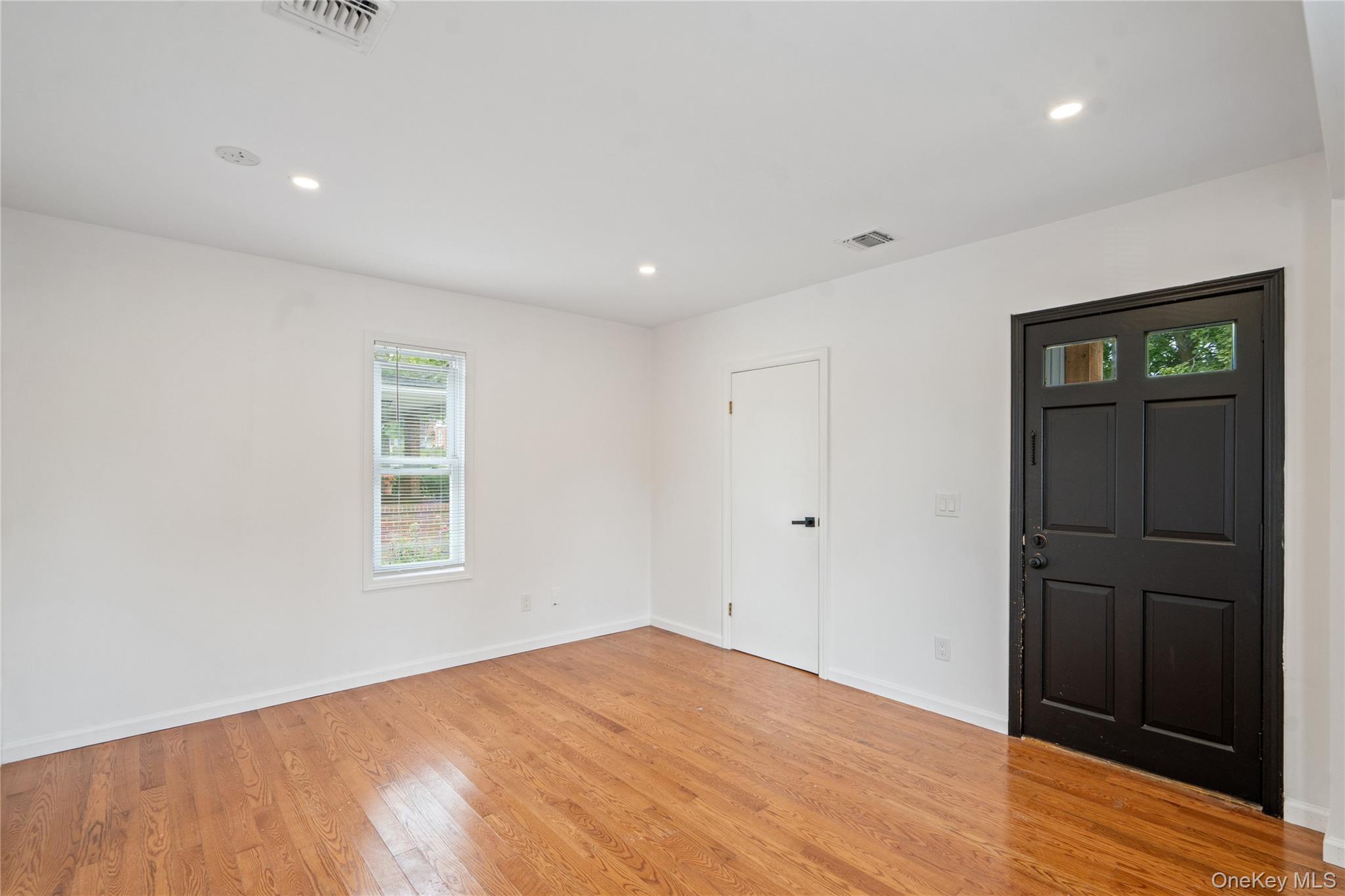 #8 photo, 89 5th Avenue, Westbury , NY 11590