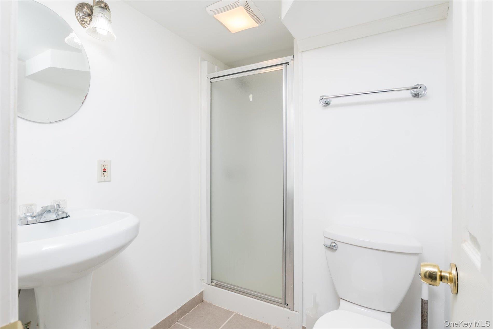 #15 photo, 472 Emerson Street, Uniondale , NY 11553