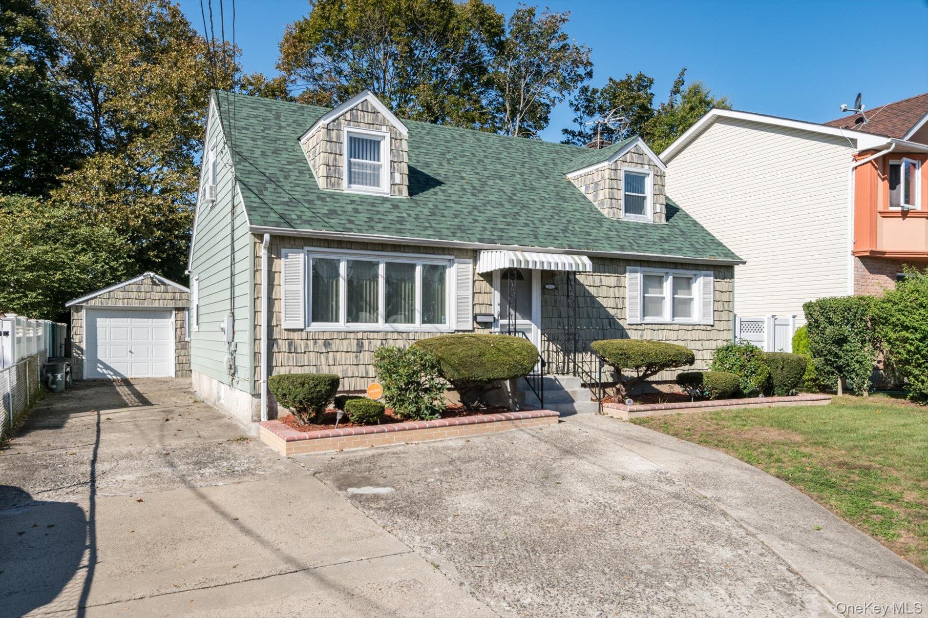 #2 photo, 472 Emerson Street, Uniondale , NY 11553