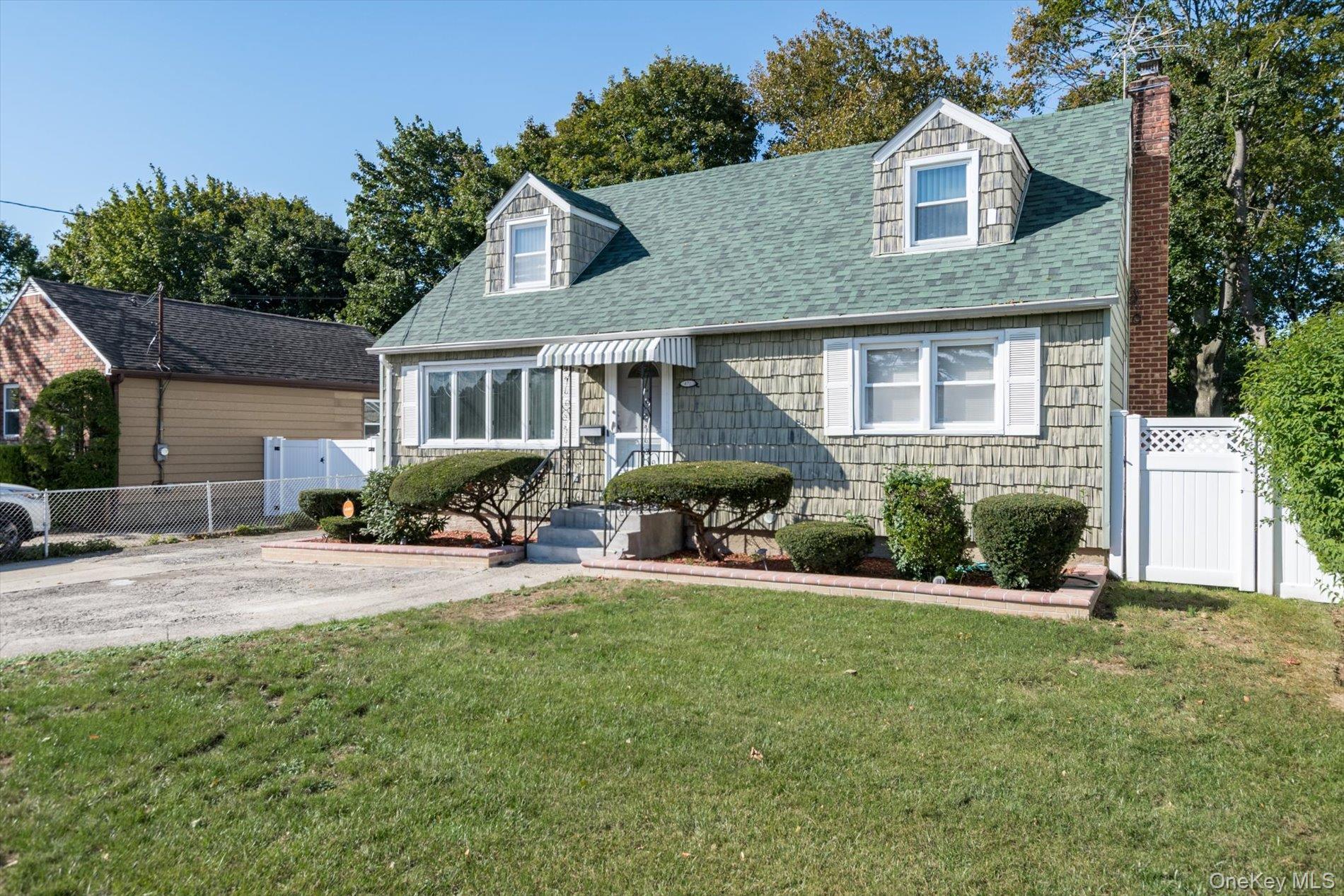 #3 photo, 472 Emerson Street, Uniondale , NY 11553