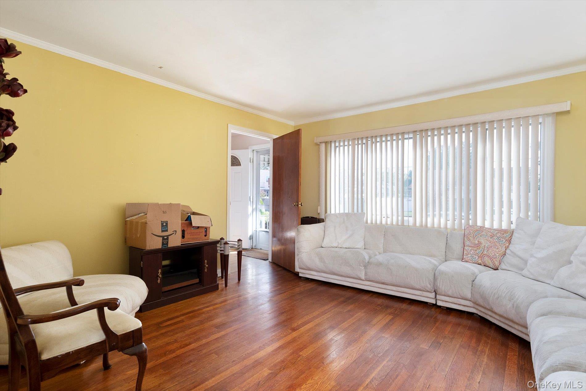 #5 photo, 472 Emerson Street, Uniondale , NY 11553