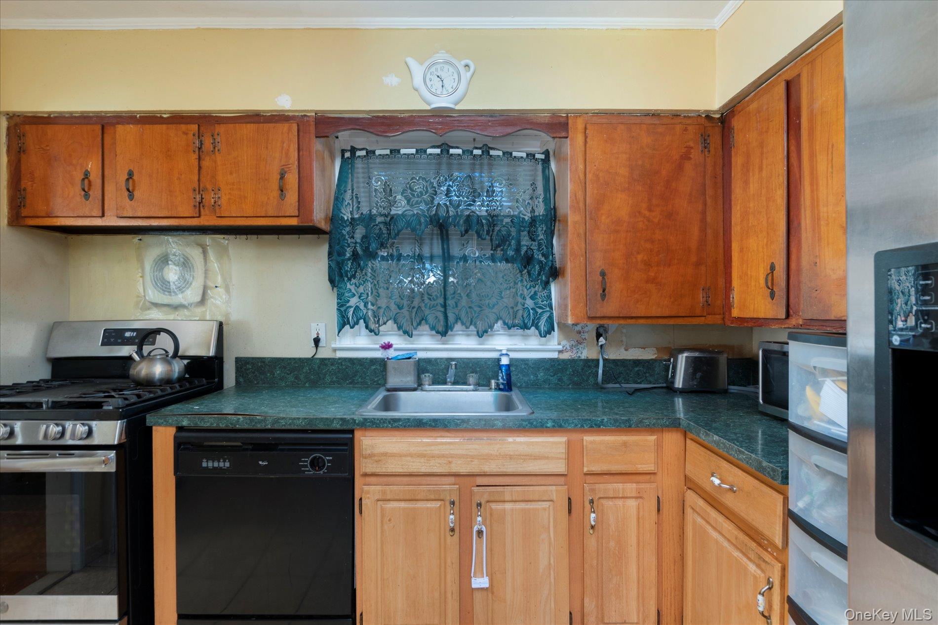 #7 photo, 472 Emerson Street, Uniondale , NY 11553