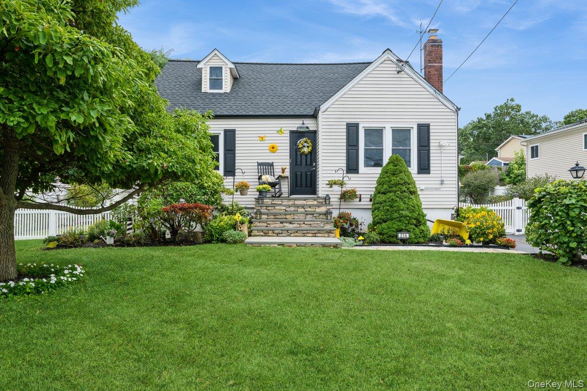 #1 photo, 214 Chelsea Avenue, सफ़ोक काउंटी West Babylon , NY 11704