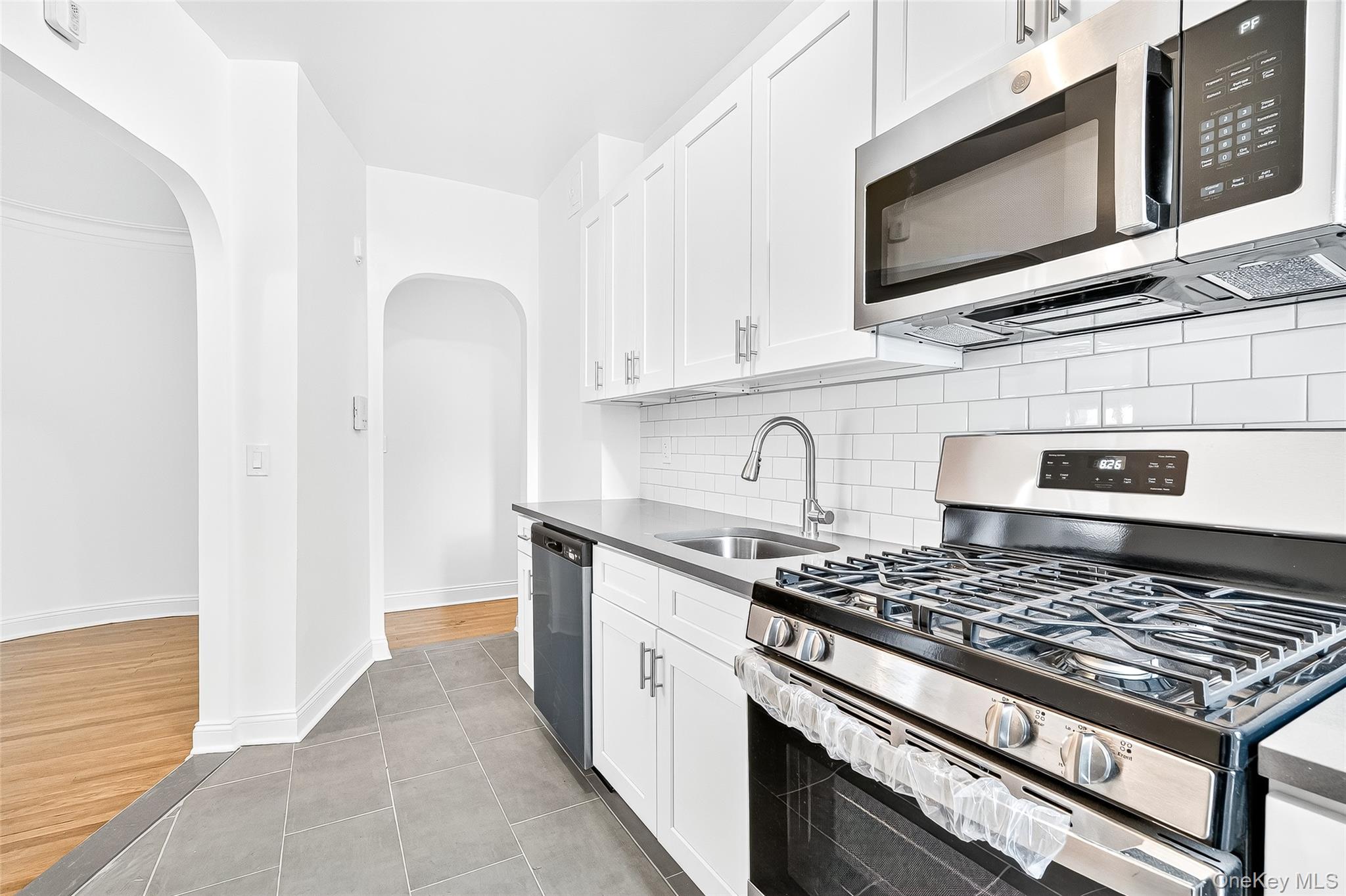 #18 photo, 190 E Mosholu Parkway, Bronx , NY 10458