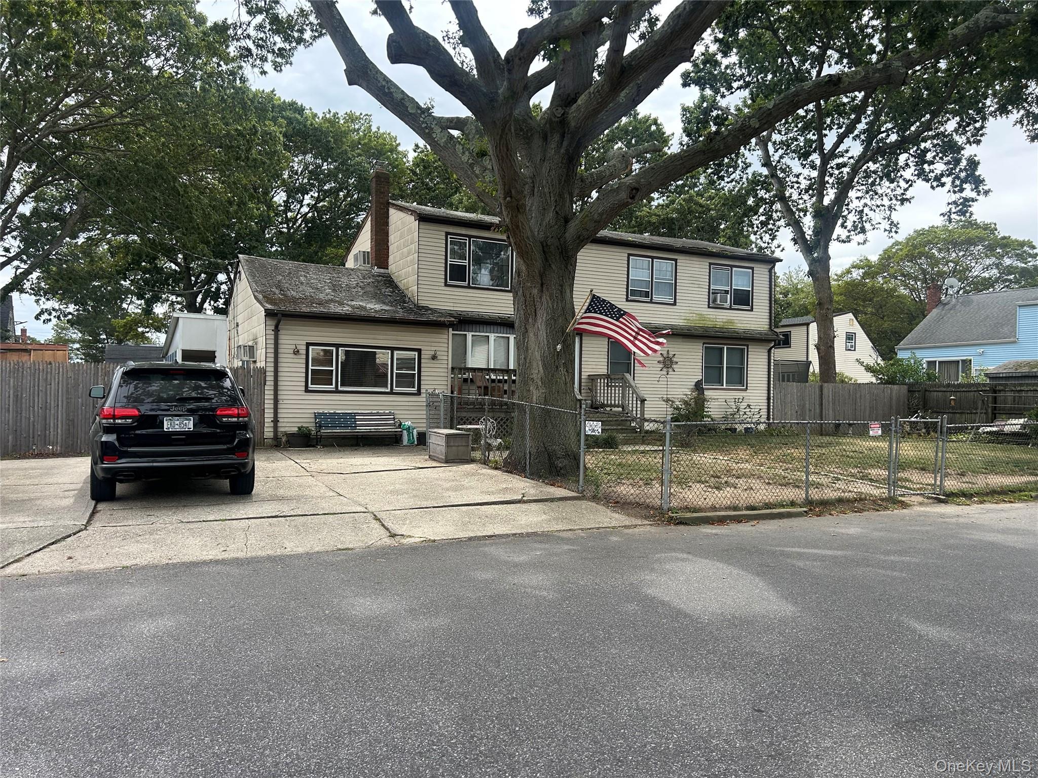 #1 photo, 104 27th Street, सफ़ोक काउंटी Copiague , NY 11726