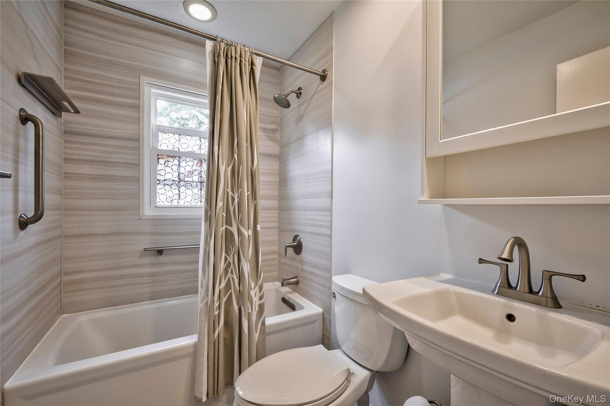 #20 photo, 287 4th Avenue, Saint James , NY 11780