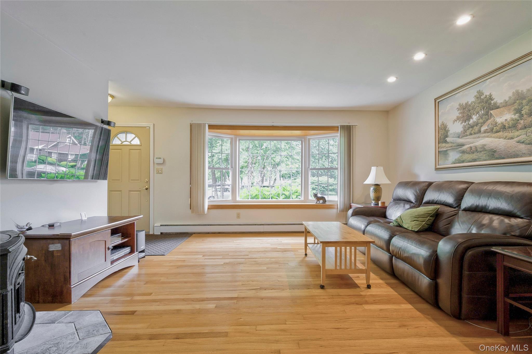 #7 photo, 287 4th Avenue, Saint James , NY 11780