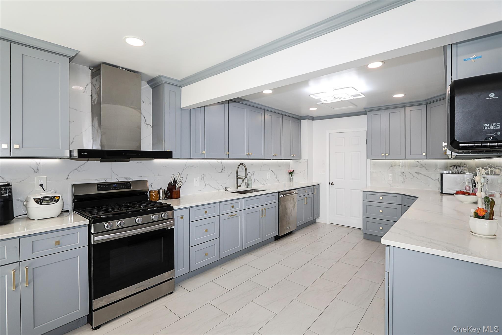 #13 photo, 6 Lewis Avenue, Jericho , NY 11753