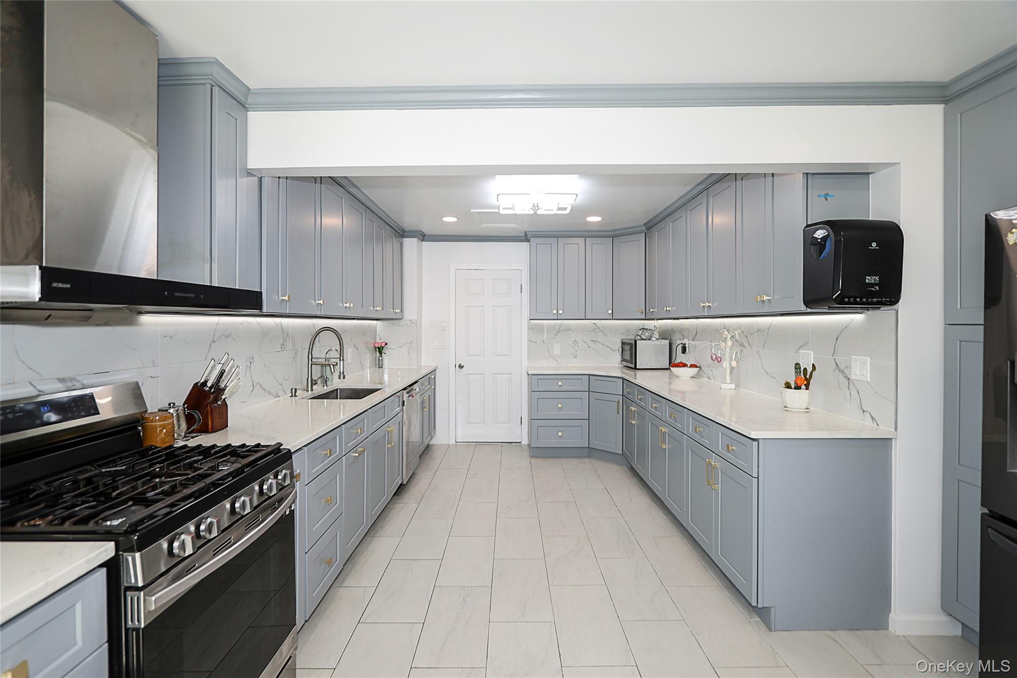 #14 photo, 6 Lewis Avenue, Jericho , NY 11753