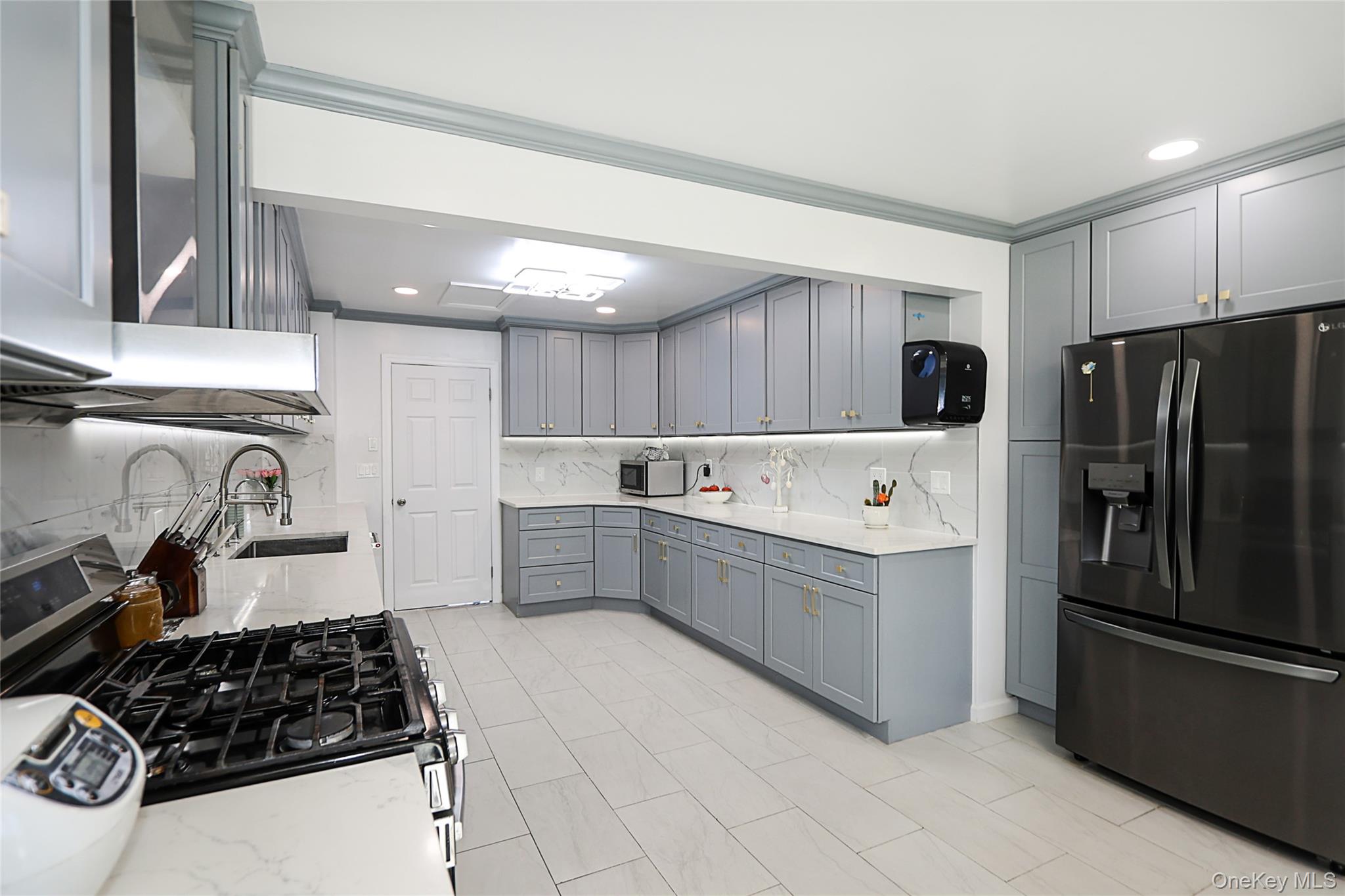 #15 photo, 6 Lewis Avenue, Jericho , NY 11753