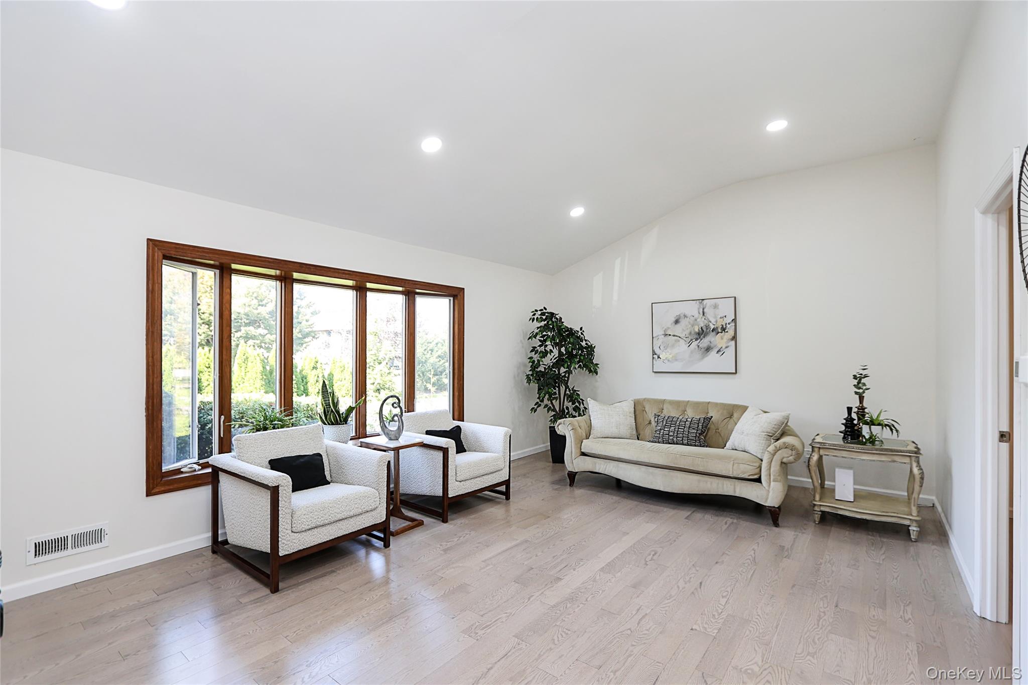 #5 photo, 6 Lewis Avenue, Jericho , NY 11753