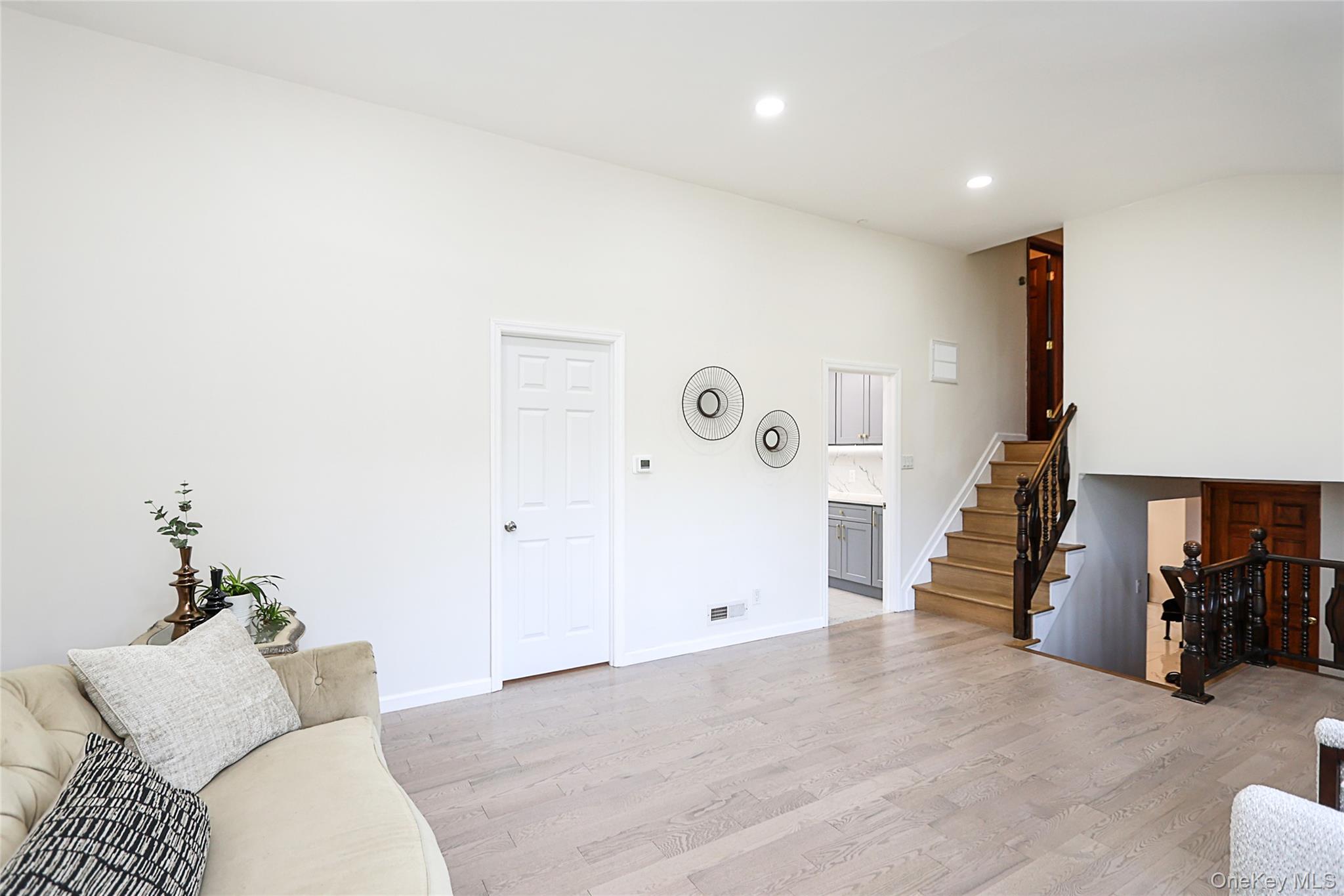 #8 photo, 6 Lewis Avenue, Jericho , NY 11753