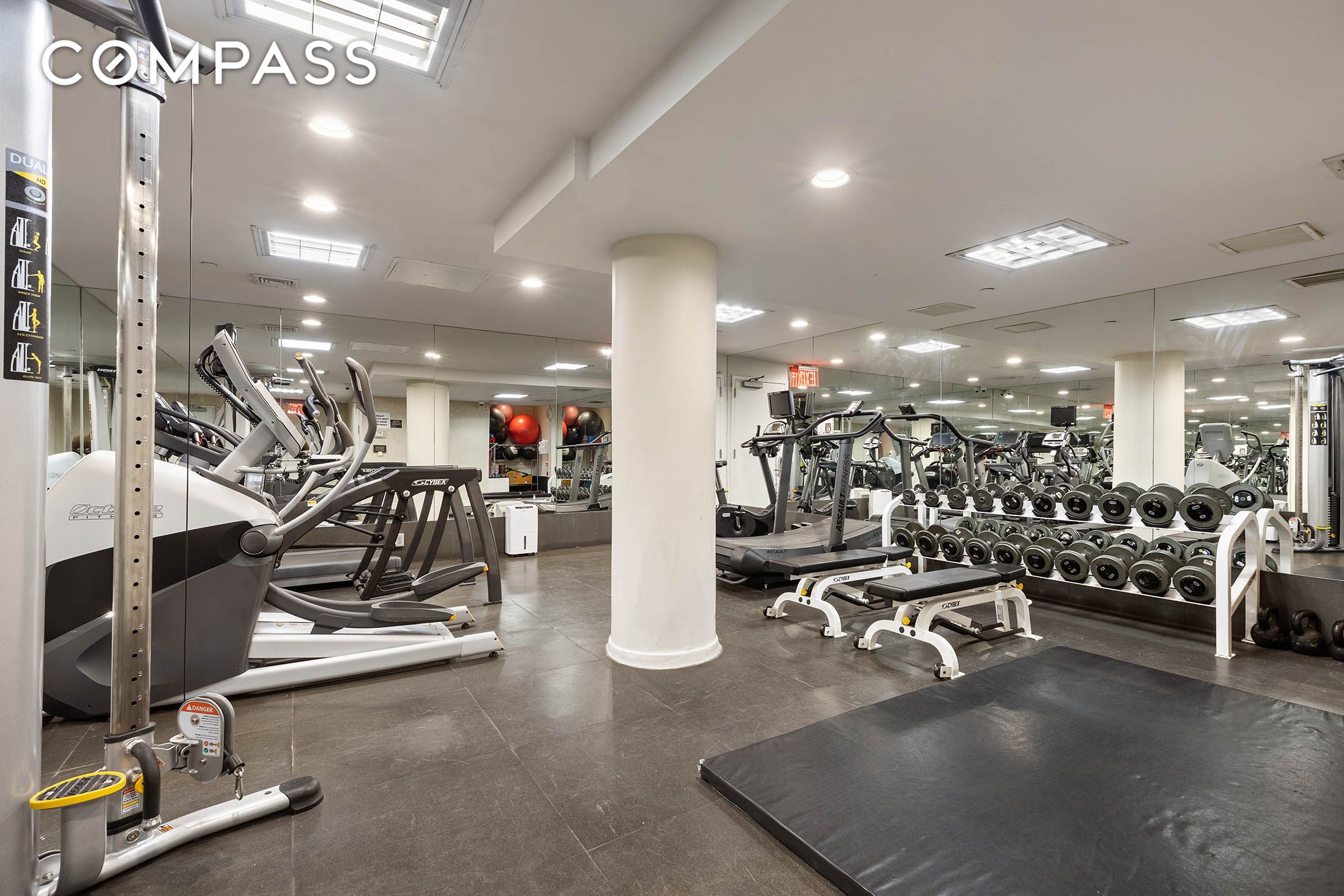 #16 photo, 32 W 18th Street, Flatiron , NY 10011