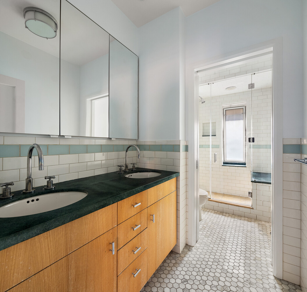 #12 photo, 232 E 6TH Street, East Village , NY 10003