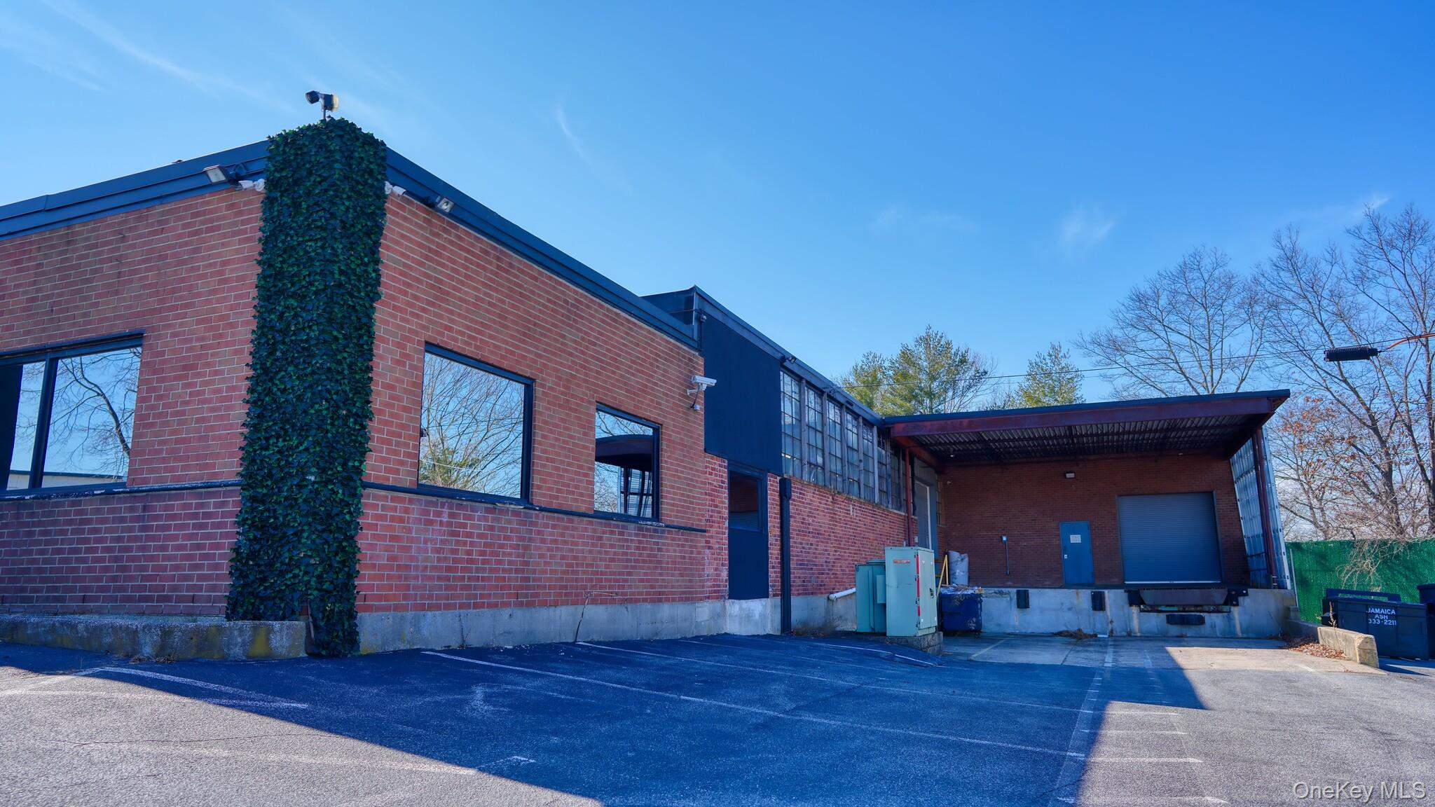 #1 photo, 30 Commercial Court, ナッソー郡 Plainview , NY 11803