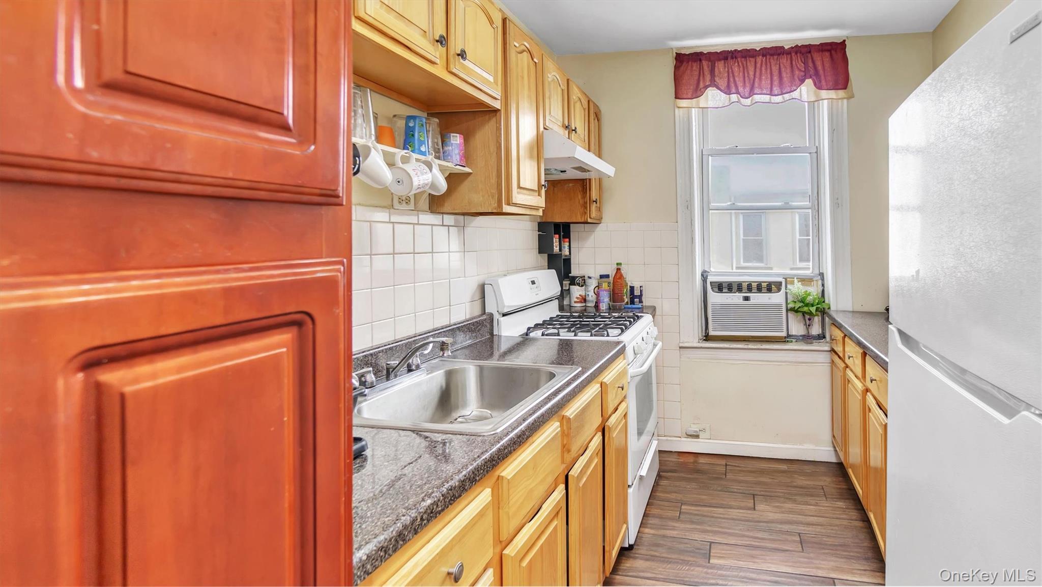 #20 photo, 453 Ridgewood Avenue, Brooklyn , NY 11208