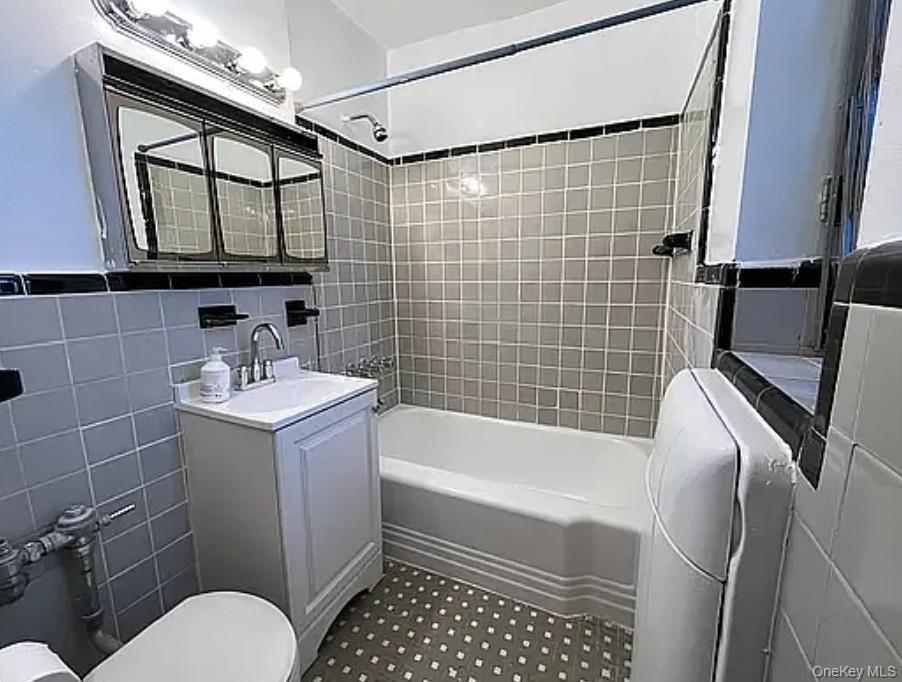 #5 photo, 76-10 34th Avenue, Jackson Heights , NY 11372