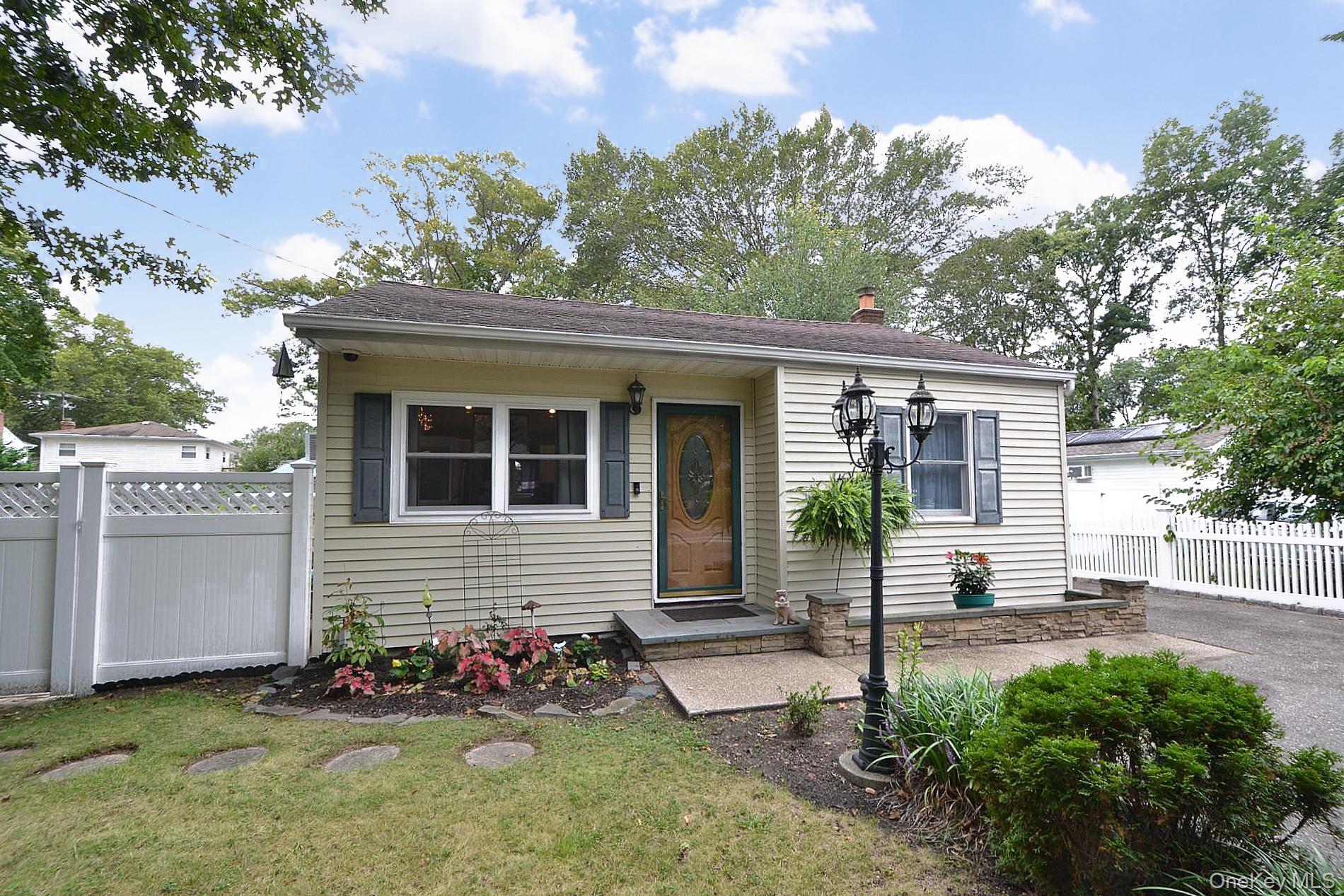 #1 photo, 830 Hawkins Avenue, सफ़ोक काउंटी Lake Grove , NY 11755