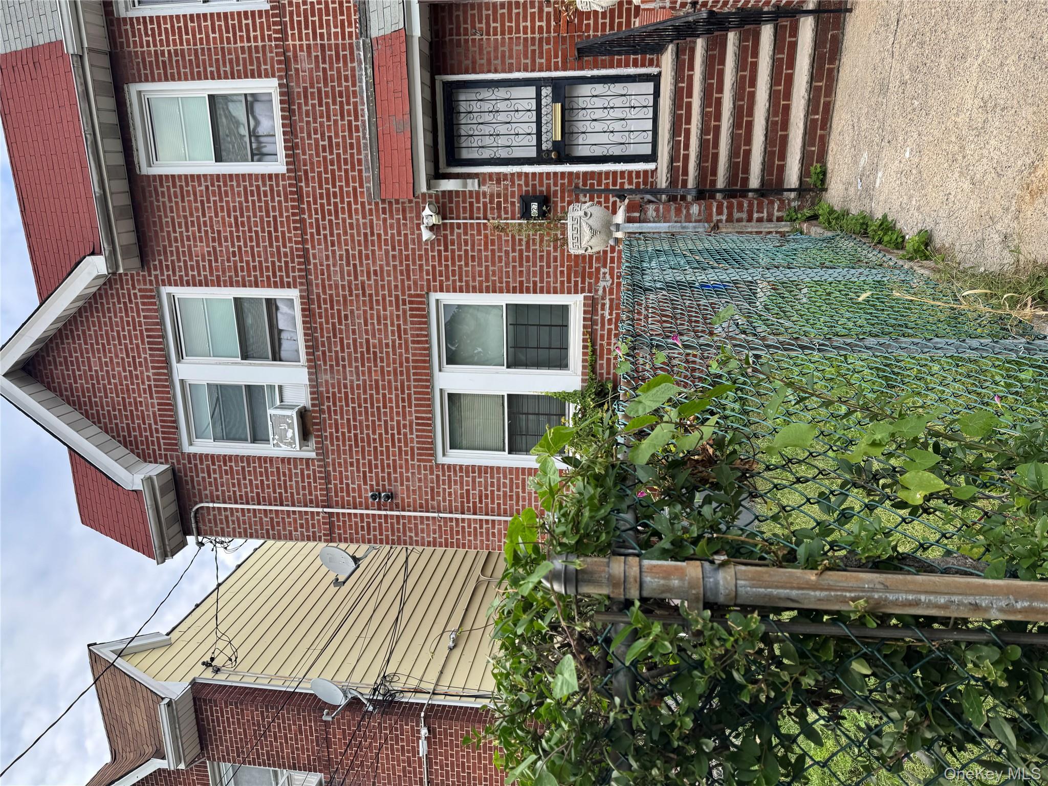 #1 photo, 927 E 219th Street, Bronx , NY 10469