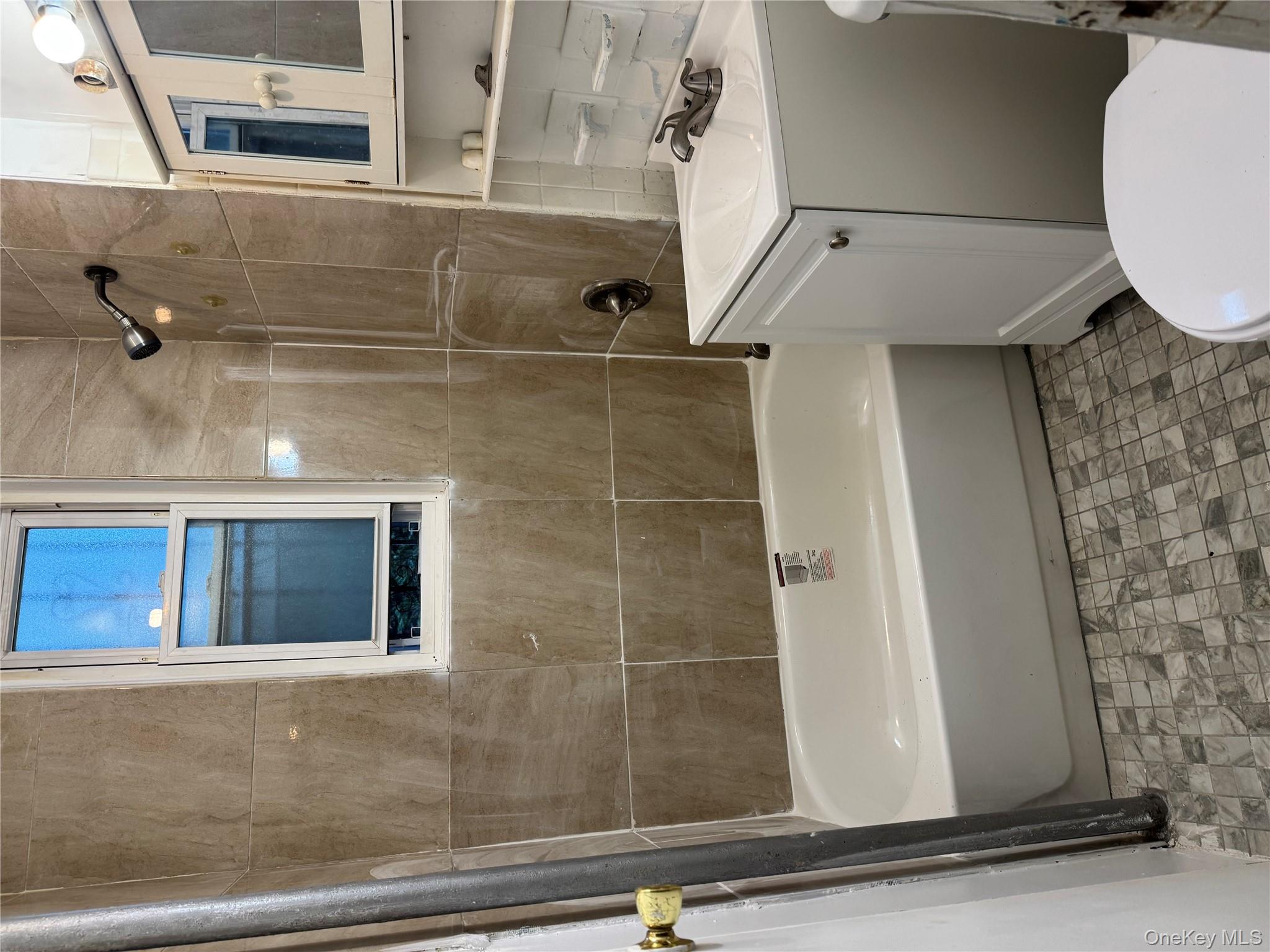 #15 photo, 927 E 219th Street, Bronx , NY 10469