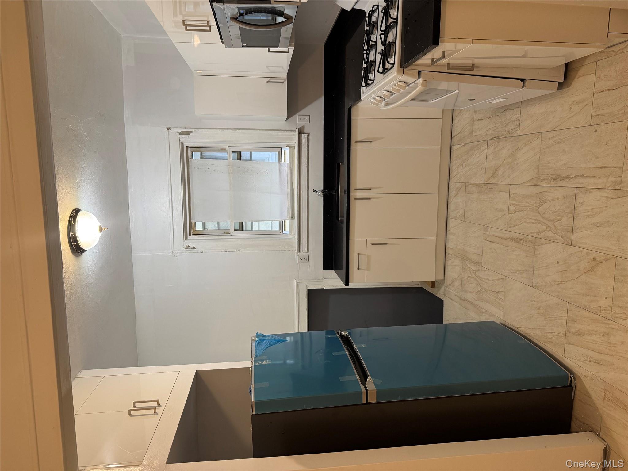 #5 photo, 927 E 219th Street, Bronx , NY 10469