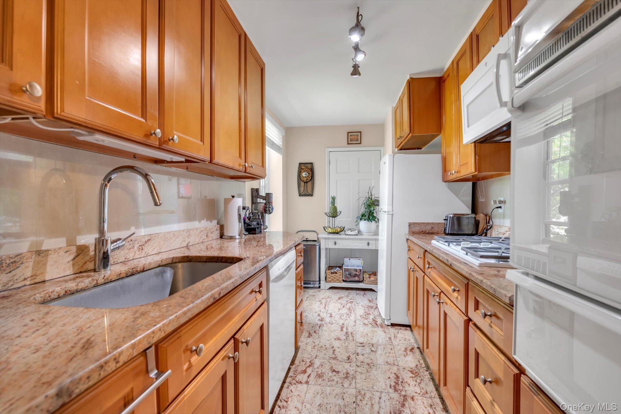 #7 photo, 209-25 18th Avenue, קווינס Bayside , NY 11360