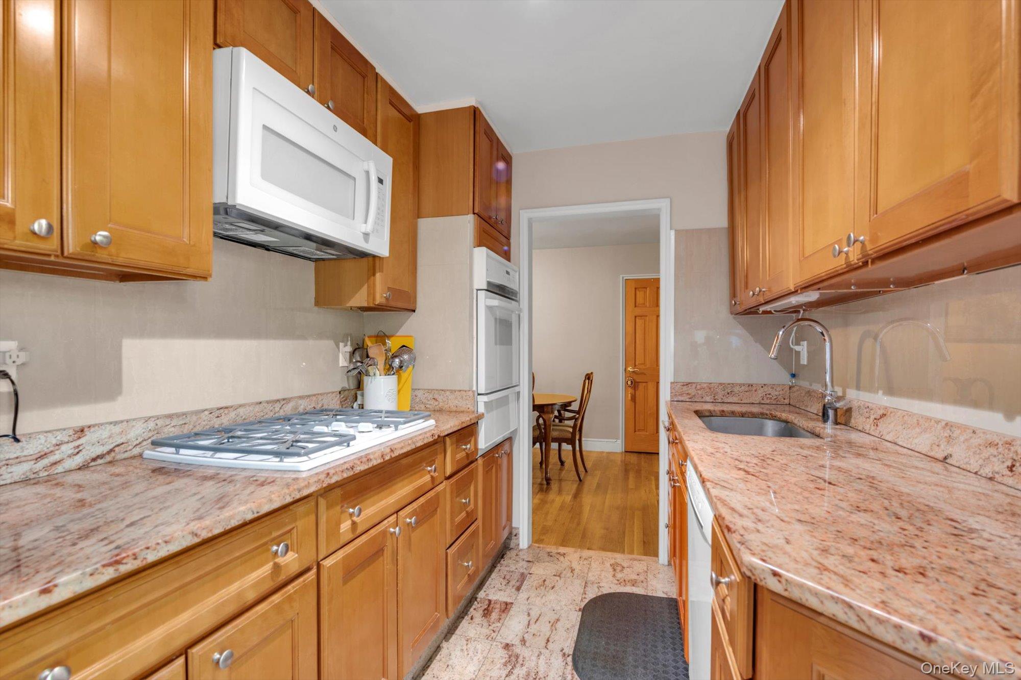 #8 photo, 209-25 18th Avenue, קווינס Bayside , NY 11360