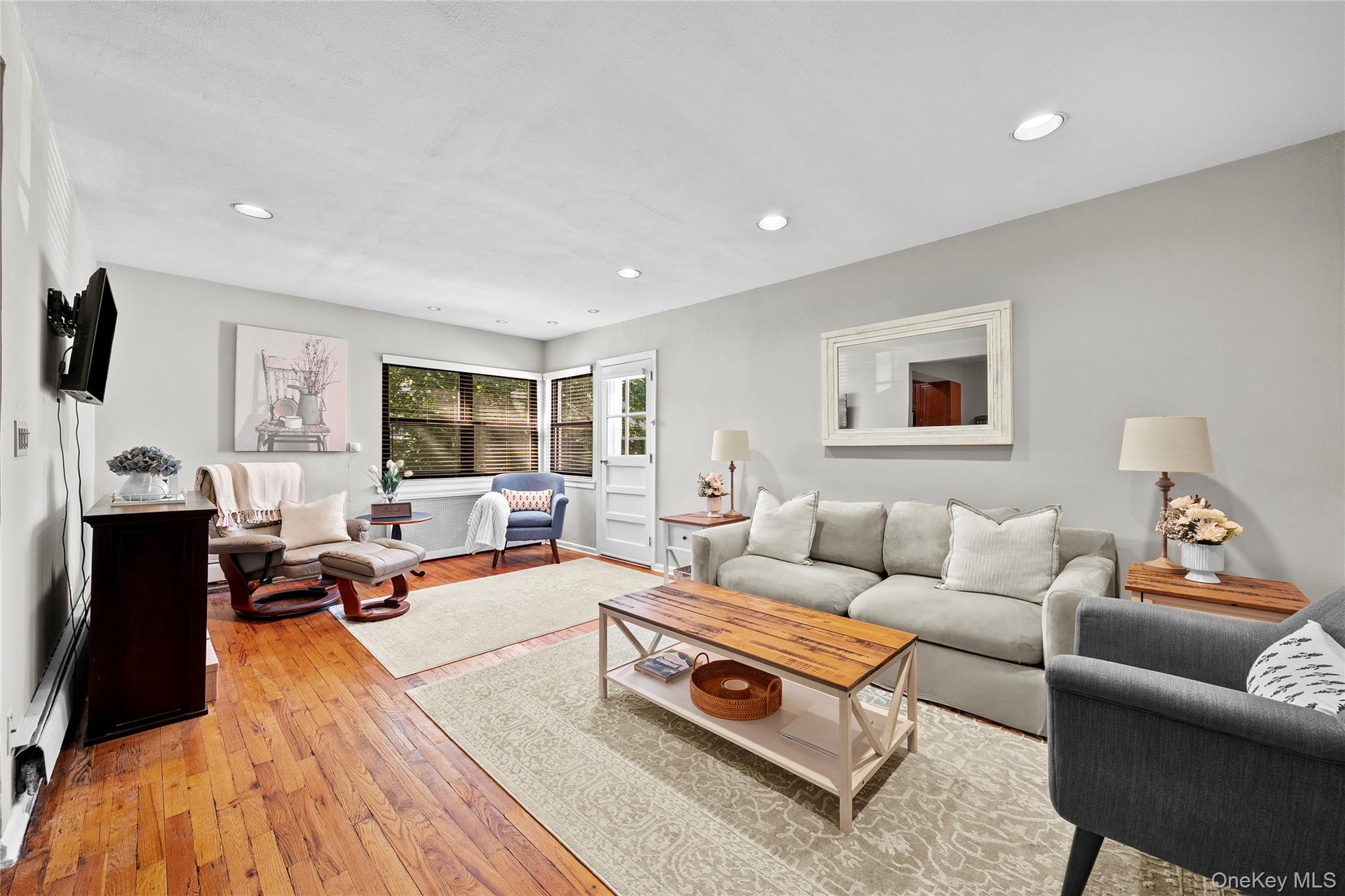 #12 photo, 1195 East Broadway, Hewlett , NY 11557