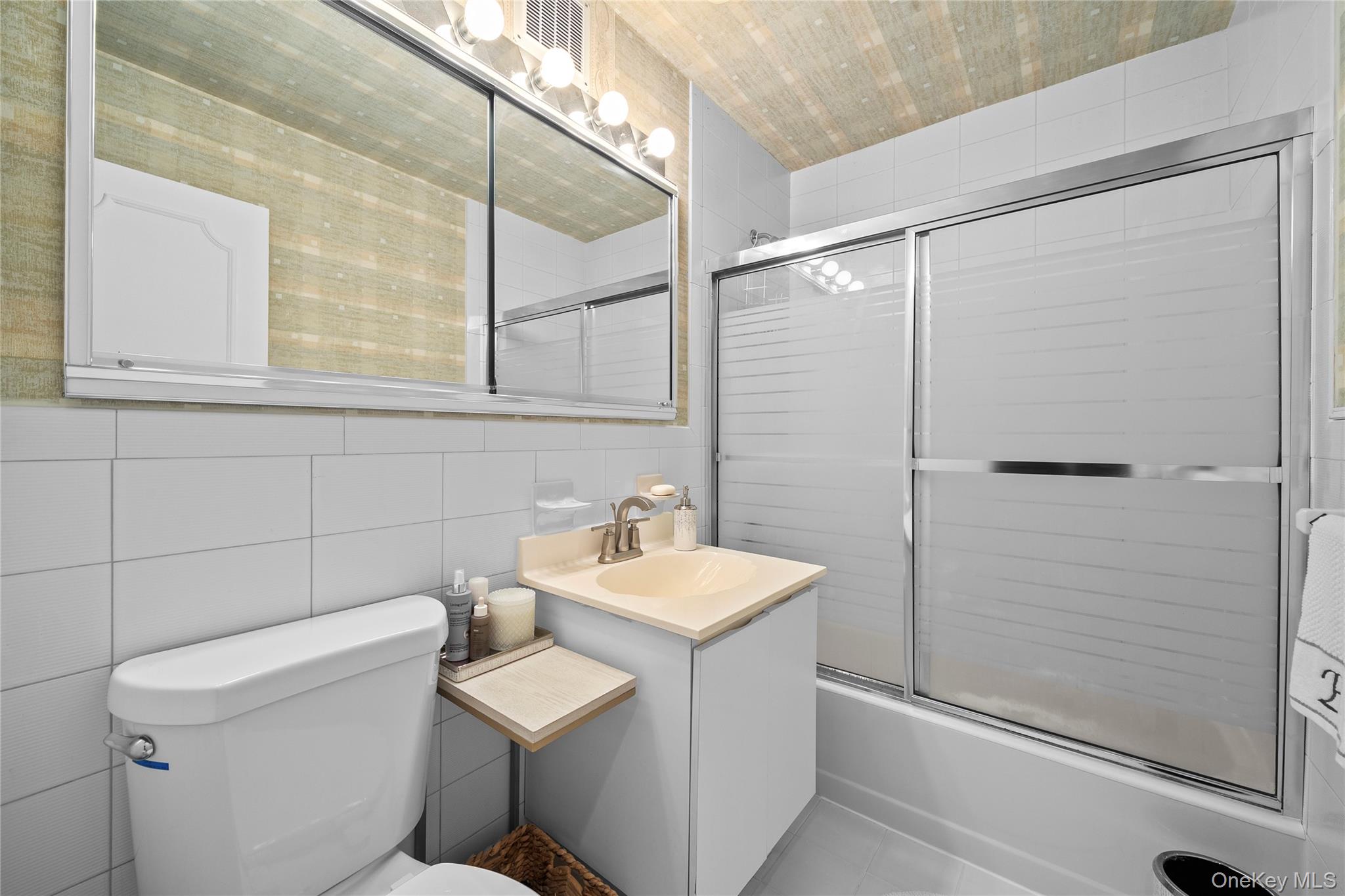 #13 photo, 1195 East Broadway, Hewlett , NY 11557