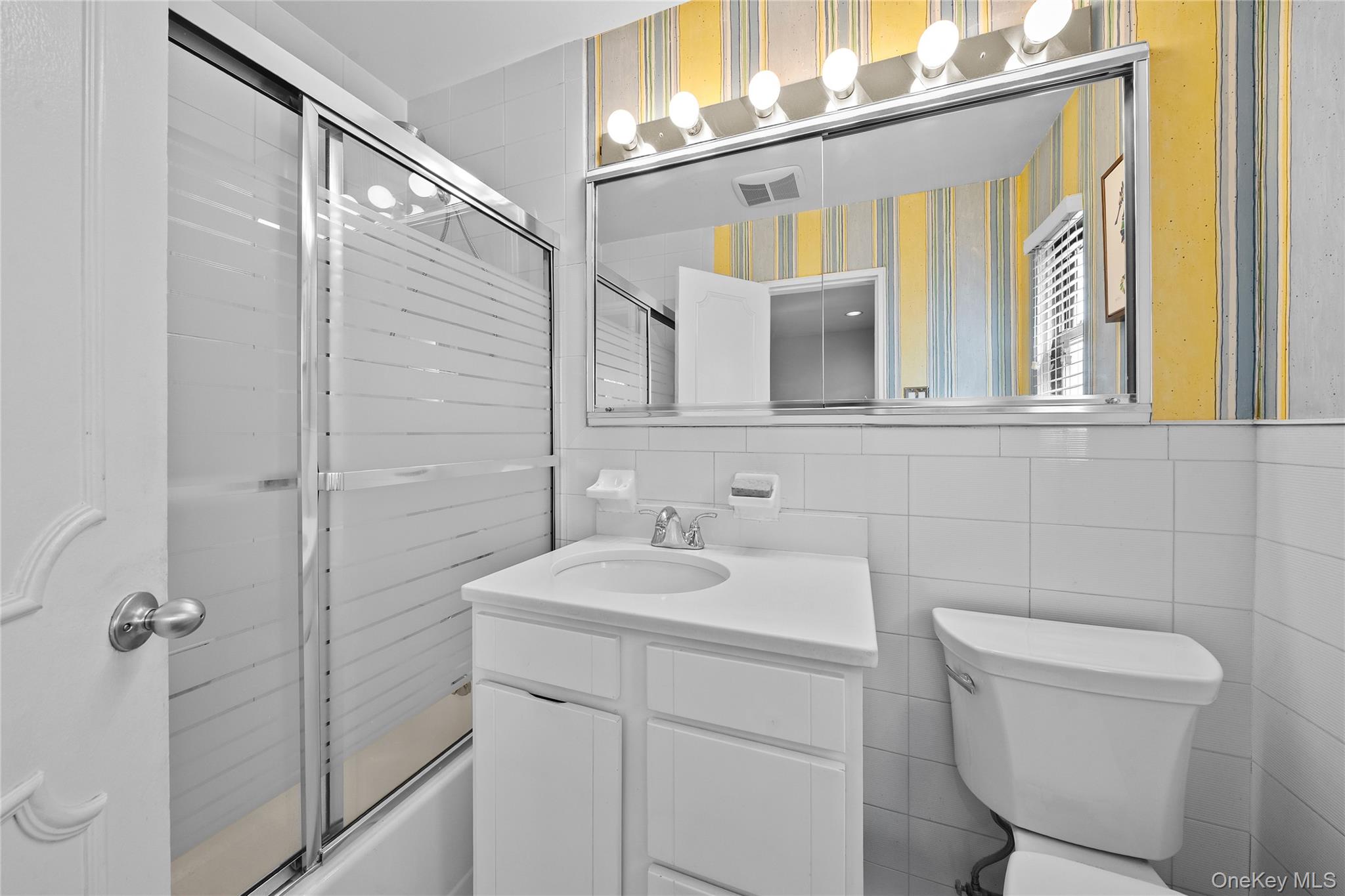 #16 photo, 1195 East Broadway, Hewlett , NY 11557