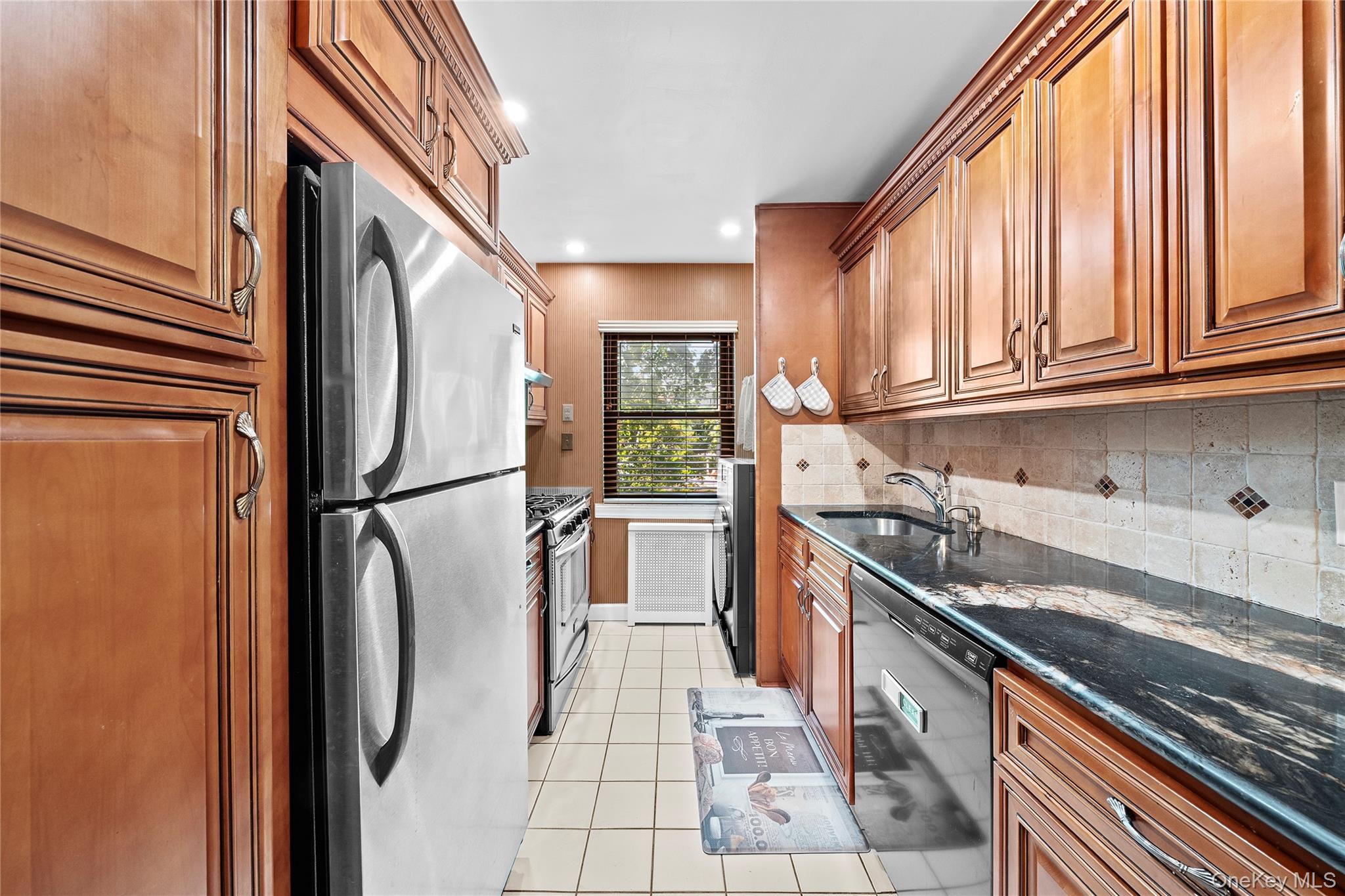 #5 photo, 1195 East Broadway, Hewlett , NY 11557