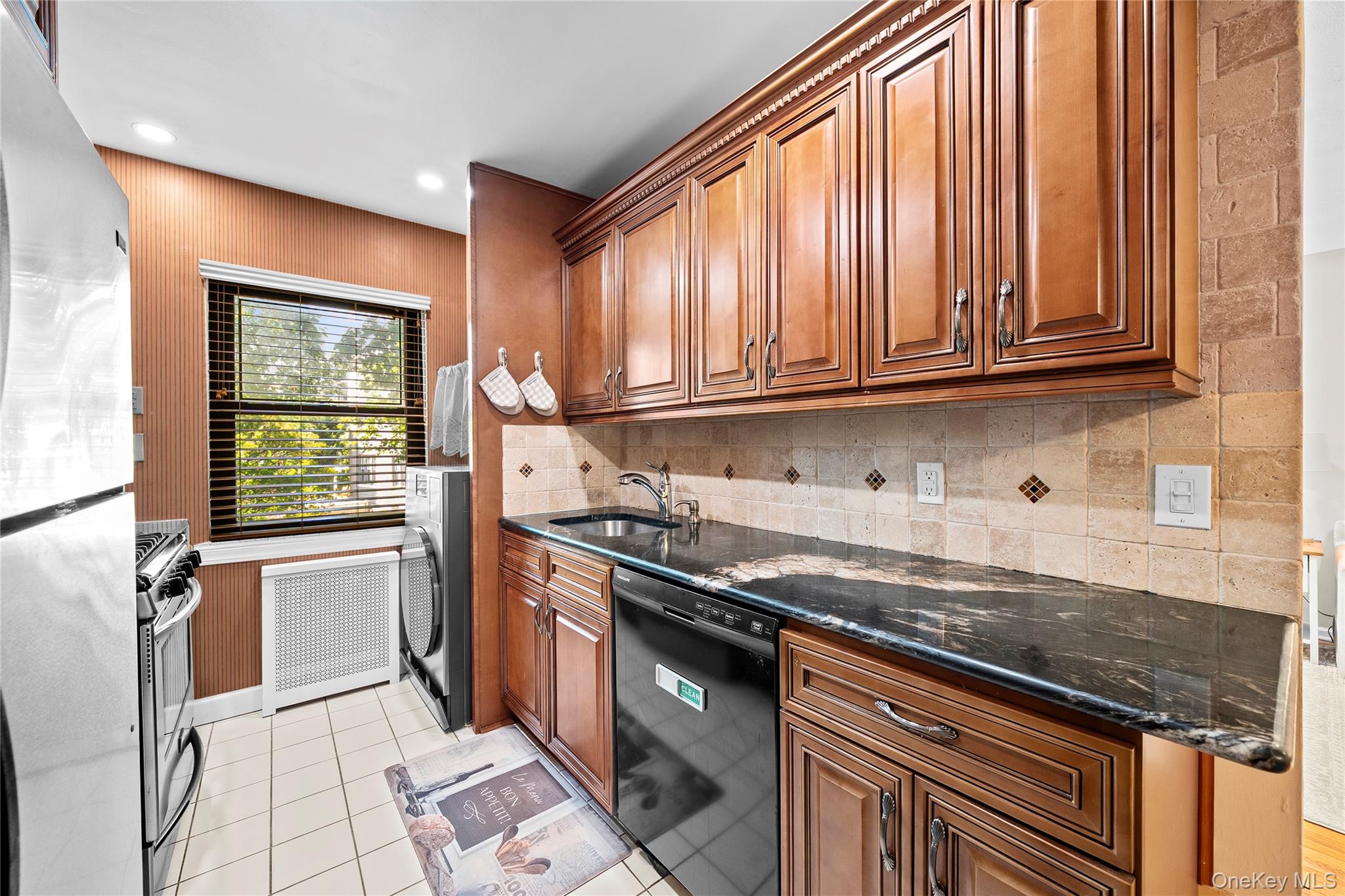 #6 photo, 1195 East Broadway, Hewlett , NY 11557