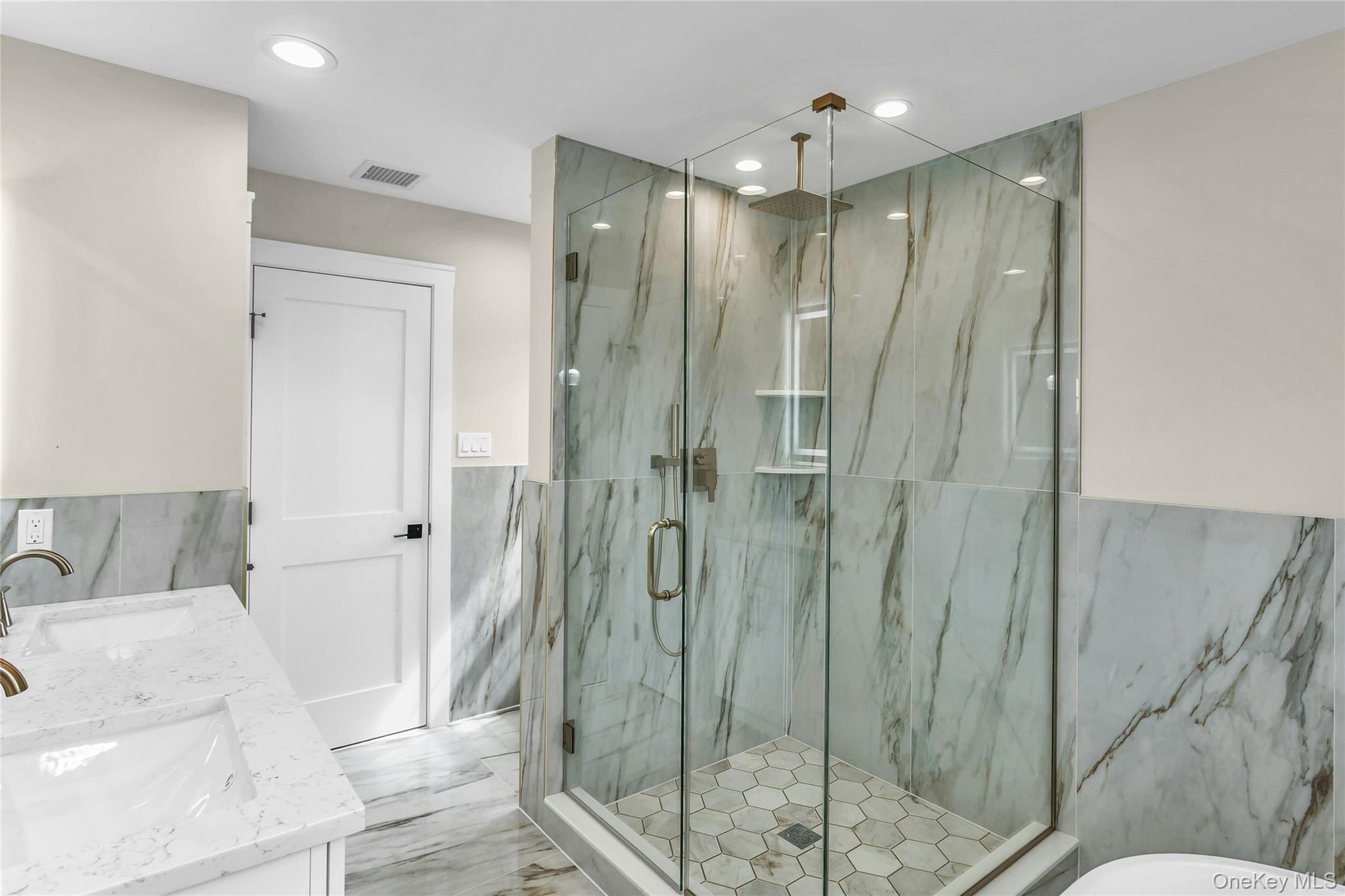 #19 photo, 8 Sebree Place, Plainview , NY 11803