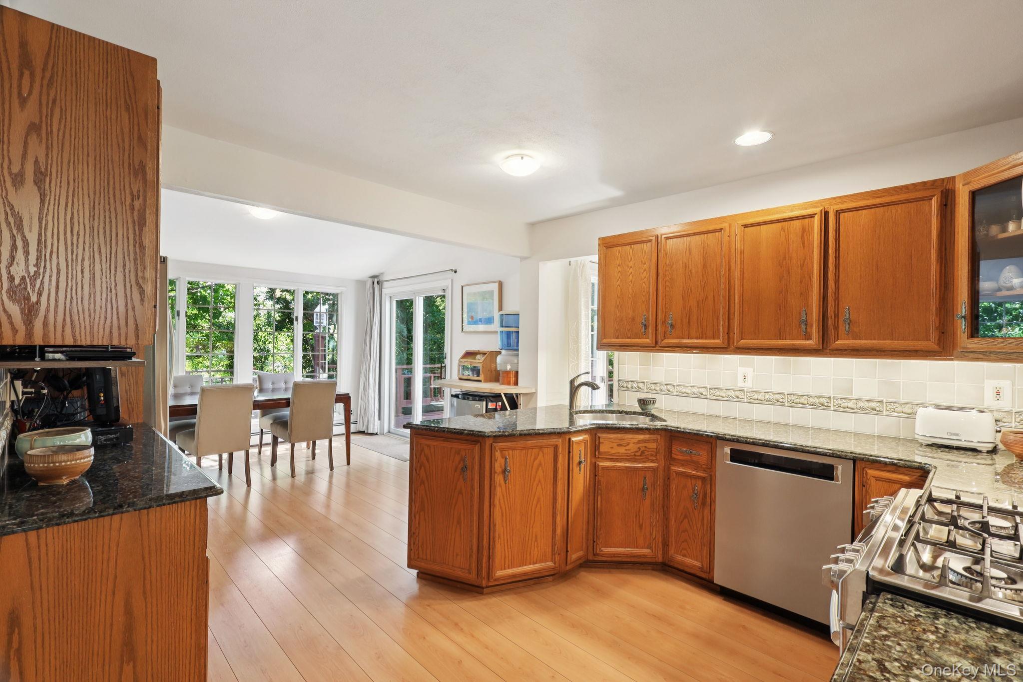 #12 photo, 230 Cook Street, サフォーク郡 Huntington Station , NY 11746