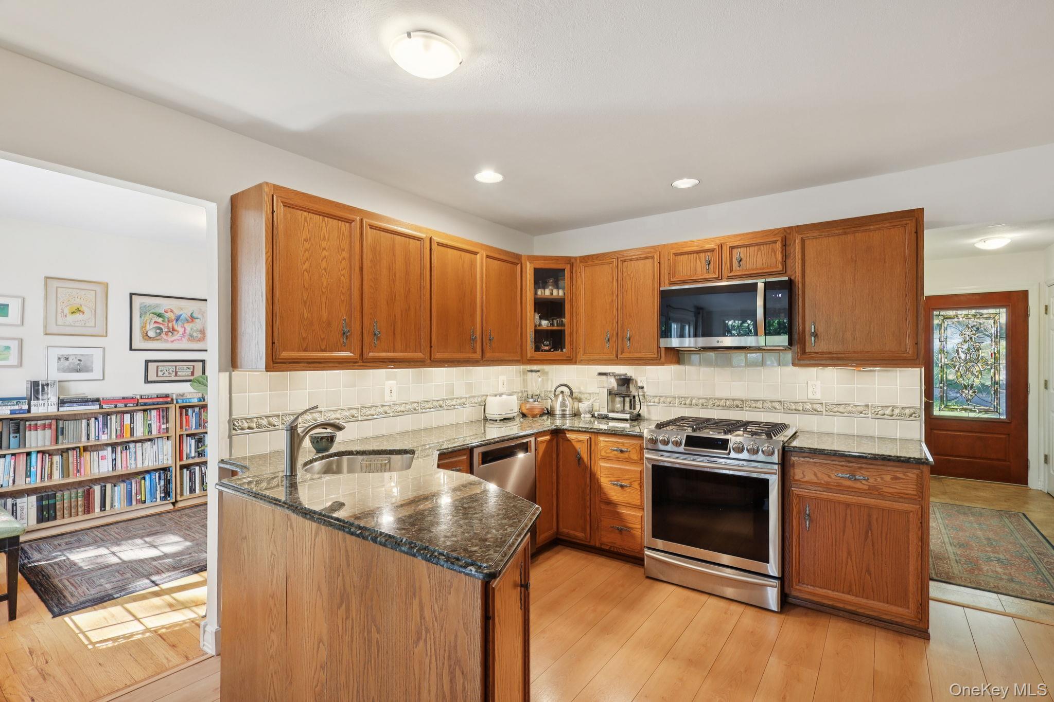 #13 photo, 230 Cook Street, サフォーク郡 Huntington Station , NY 11746