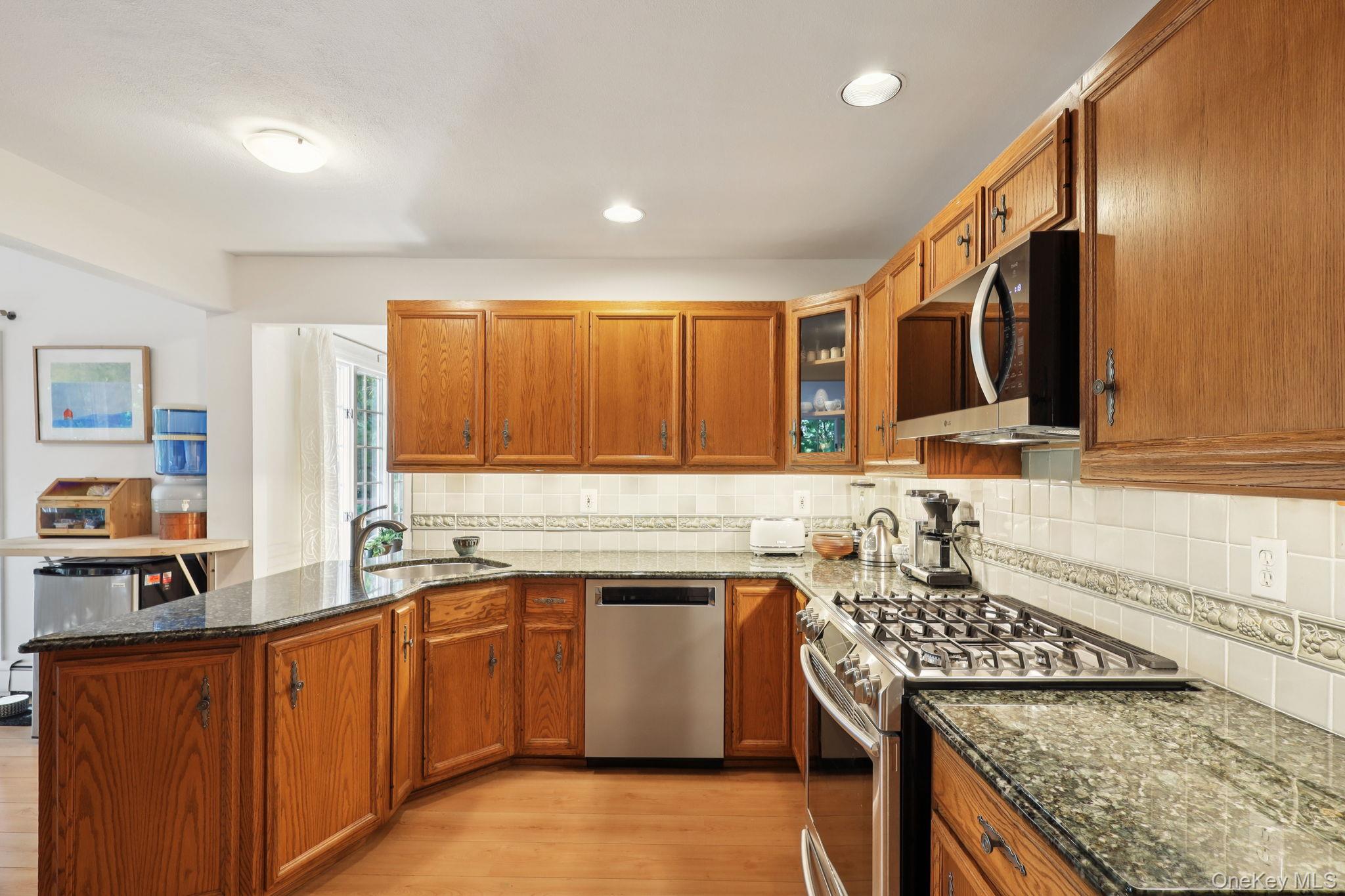 #14 photo, 230 Cook Street, サフォーク郡 Huntington Station , NY 11746