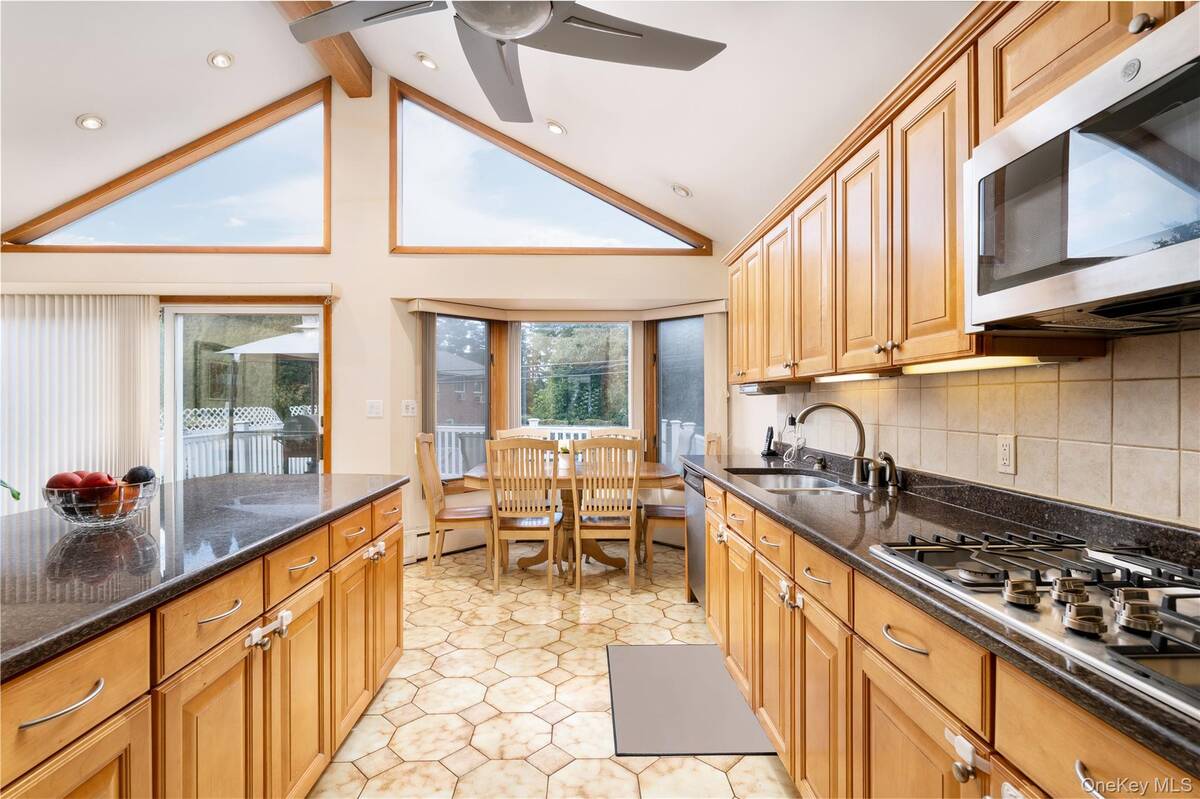 #14 photo, 11 Eaton Road, Syosset , NY 11791