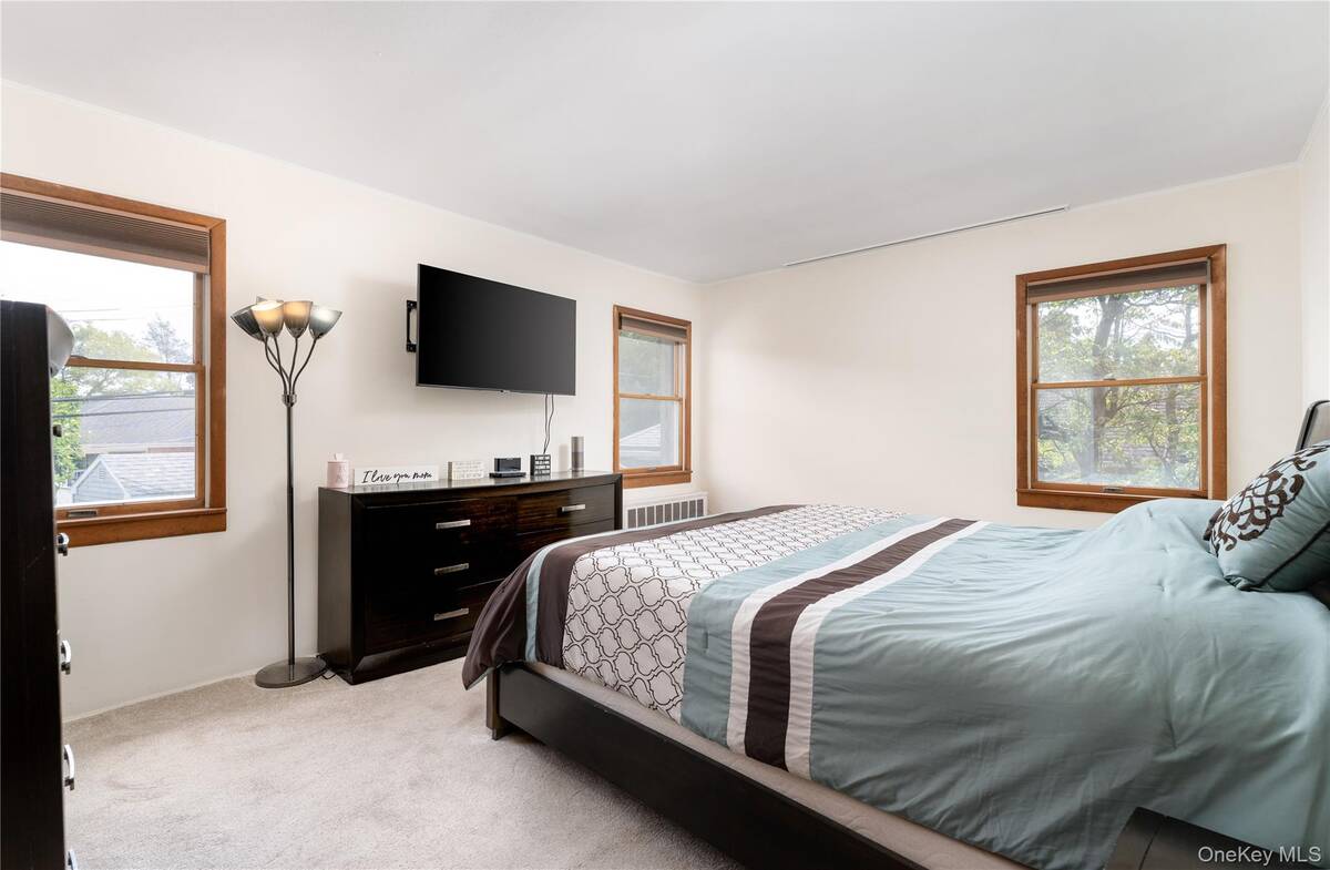 #17 photo, 11 Eaton Road, Syosset , NY 11791