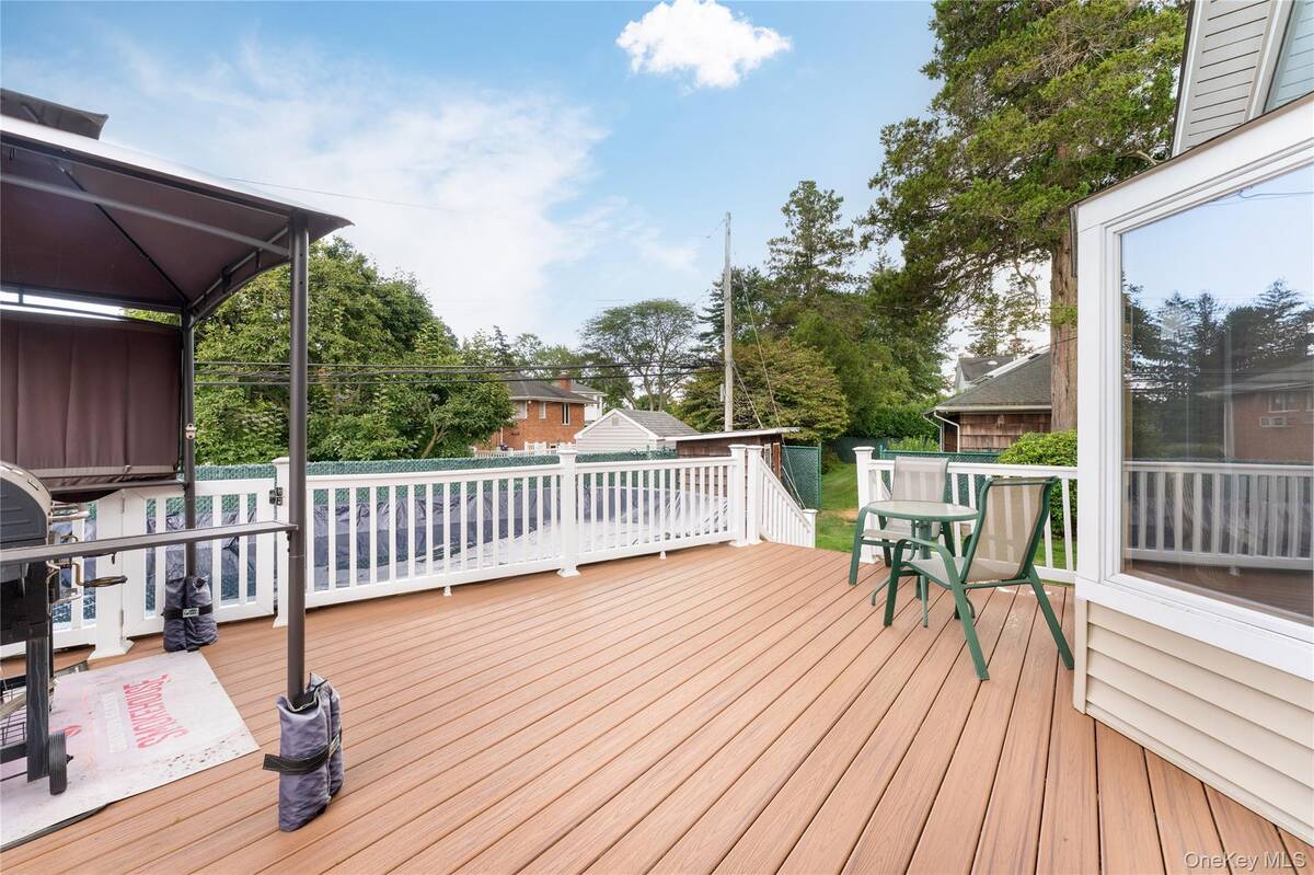 #2 photo, 11 Eaton Road, Syosset , NY 11791