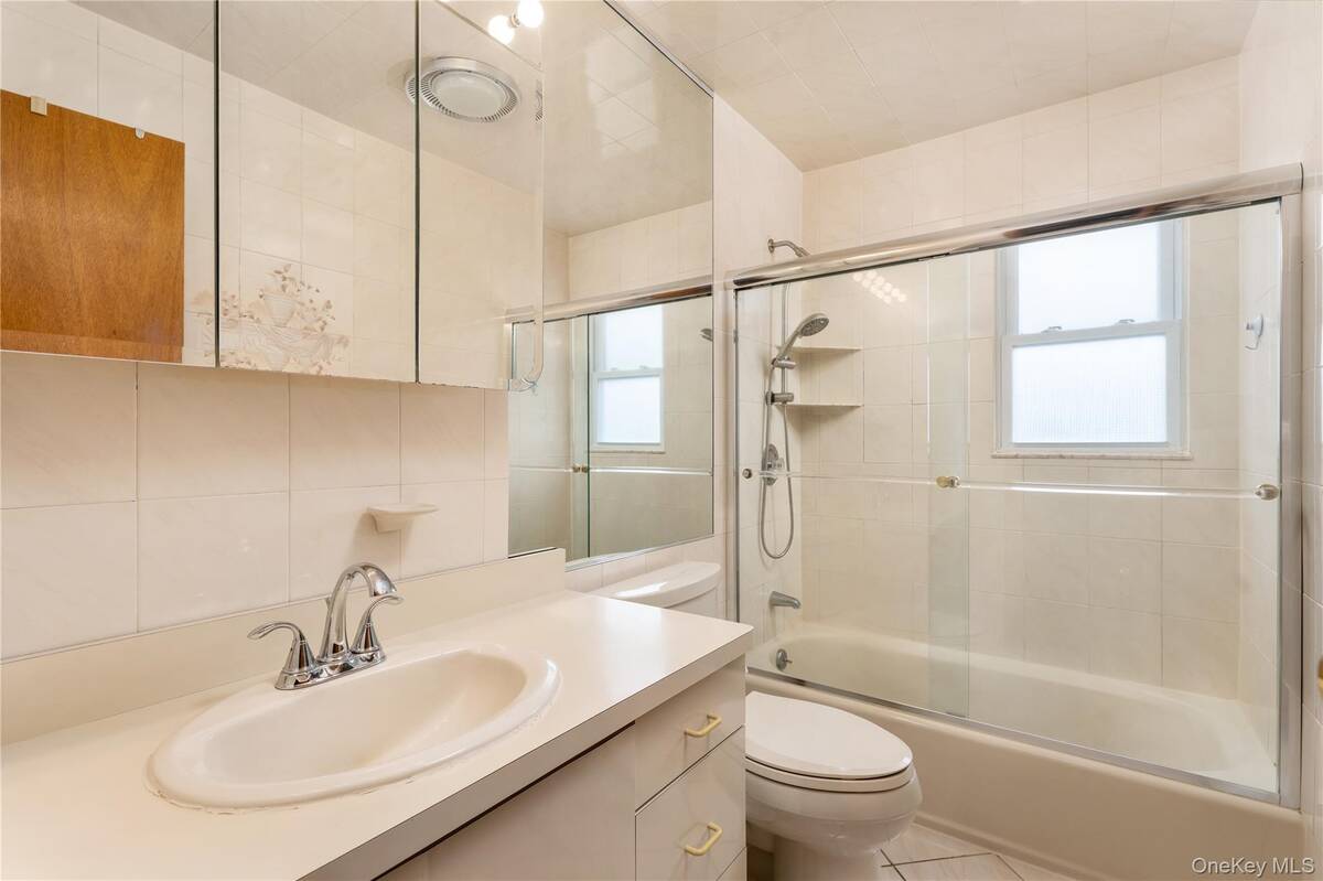 #22 photo, 11 Eaton Road, Syosset , NY 11791