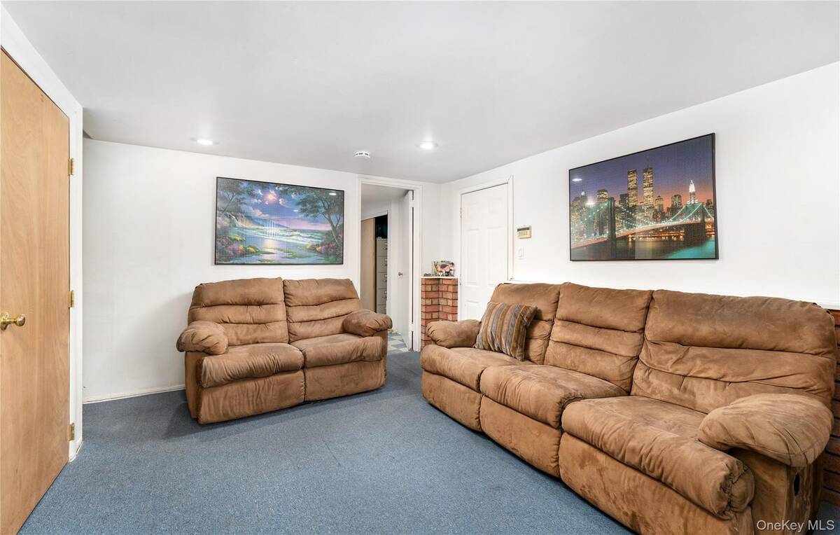 #23 photo, 11 Eaton Road, Syosset , NY 11791