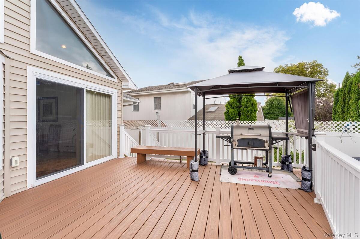 #26 photo, 11 Eaton Road, Syosset , NY 11791