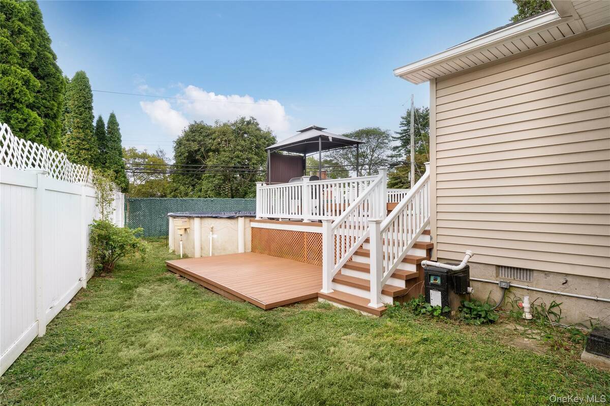 #27 photo, 11 Eaton Road, Syosset , NY 11791