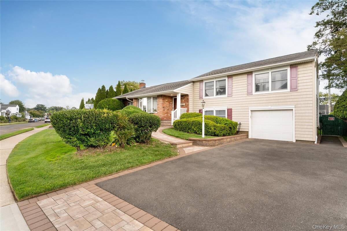 #31 photo, 11 Eaton Road, Syosset , NY 11791