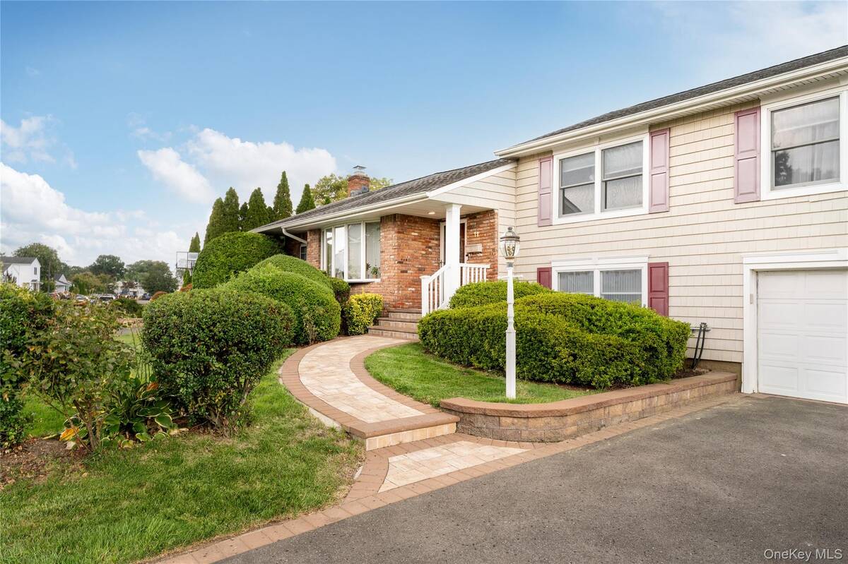 #4 photo, 11 Eaton Road, Syosset , NY 11791