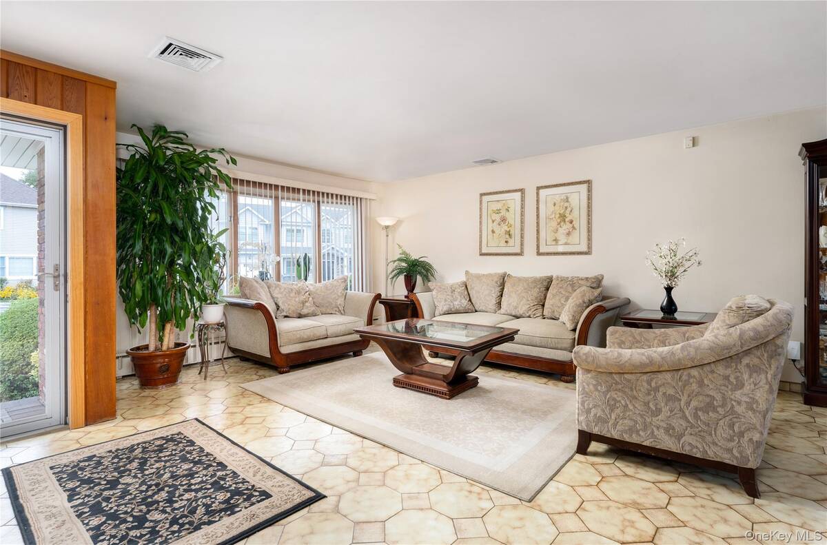 #7 photo, 11 Eaton Road, Syosset , NY 11791