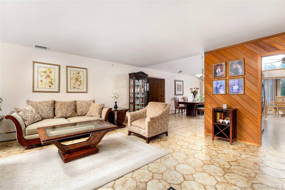 #8 photo, 11 Eaton Road, Syosset , NY 11791