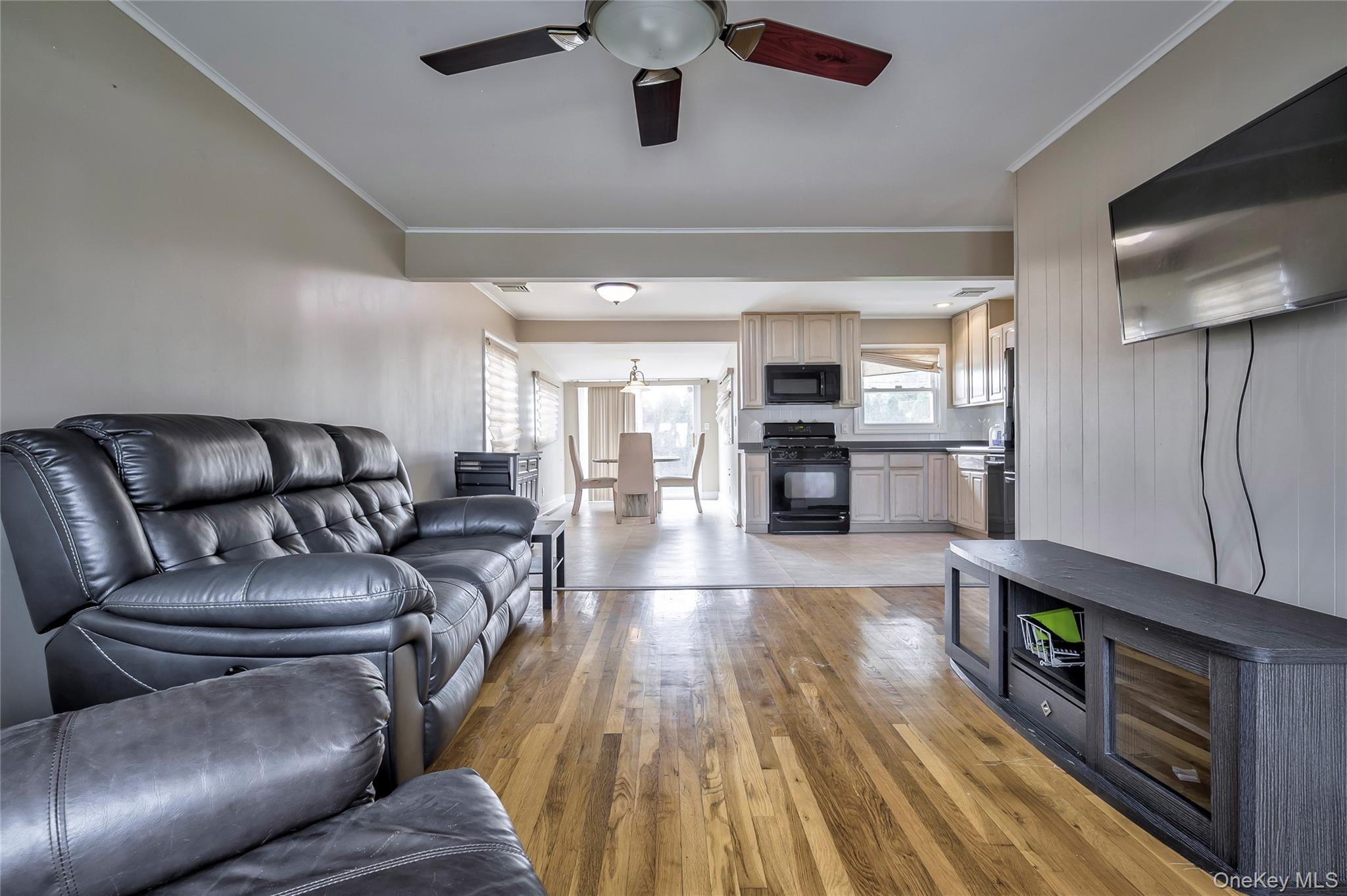 #4 photo, 11 Jamaica Ave, Plainview , NY 11803