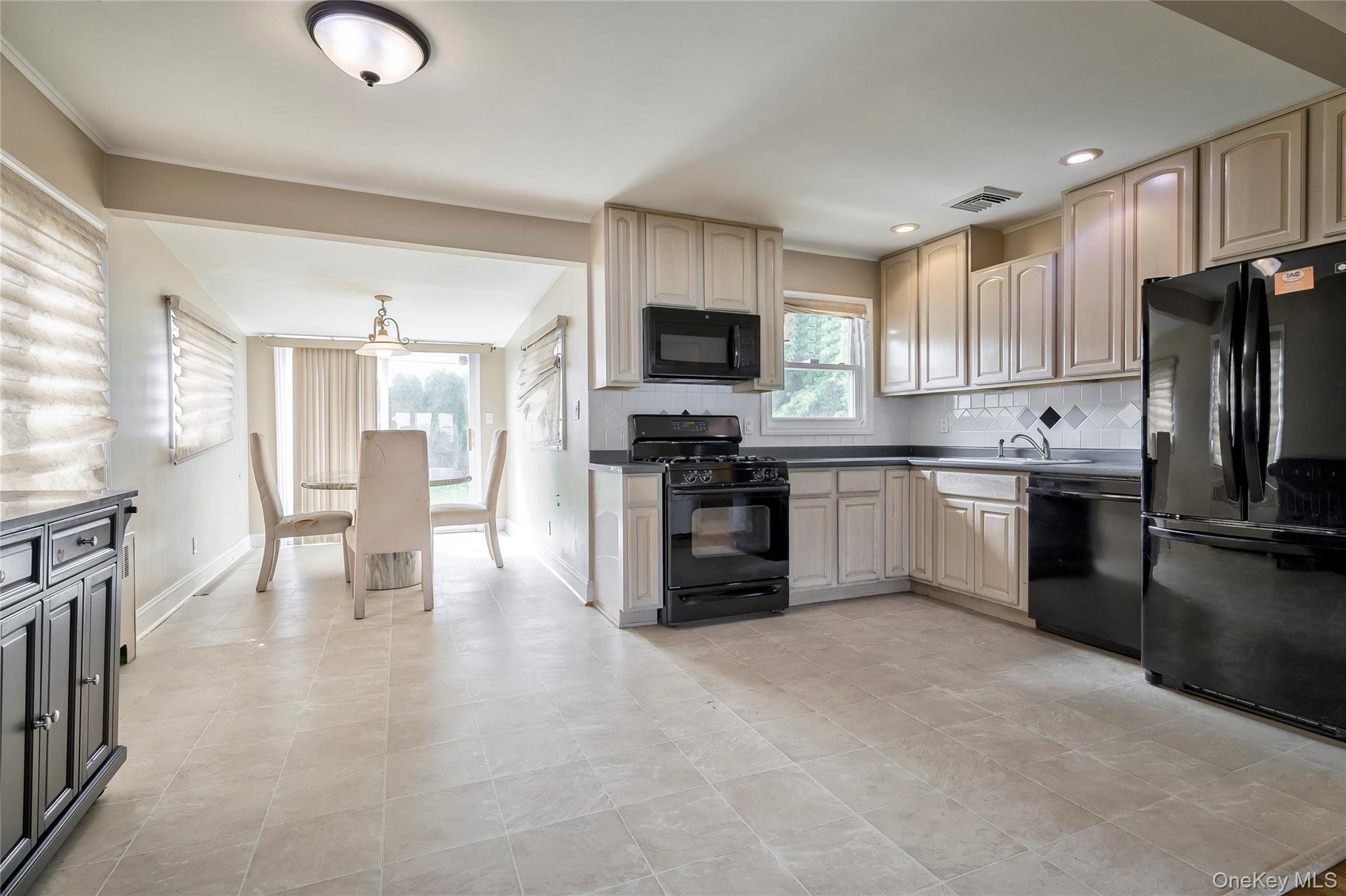 #6 photo, 11 Jamaica Ave, Plainview , NY 11803