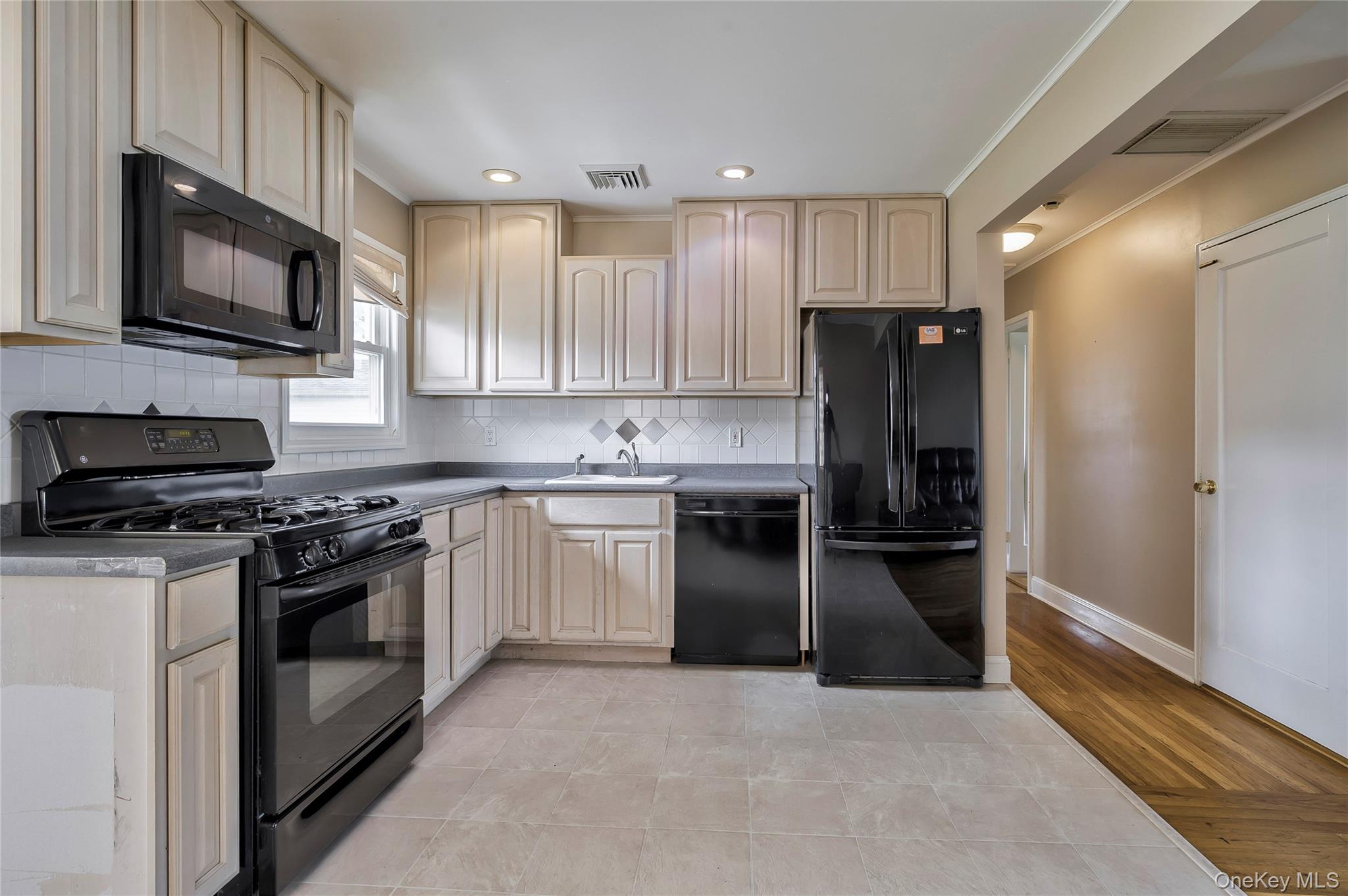 #8 photo, 11 Jamaica Ave, Plainview , NY 11803